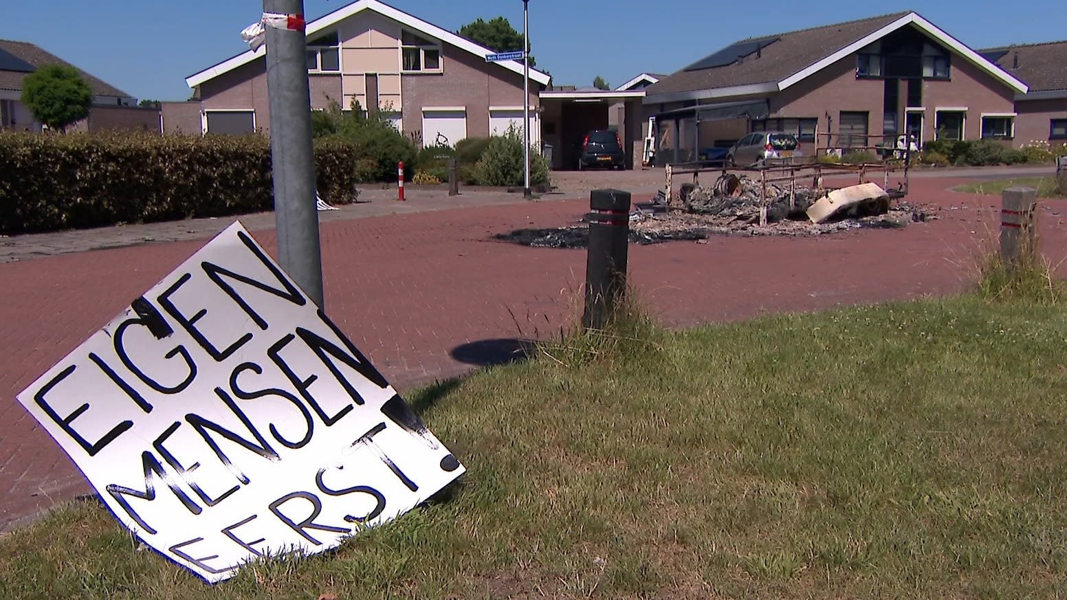 Al dagen onrust in Coevorden om komst gevluchte tienermeiden, politie bekogeld en brand gesticht
