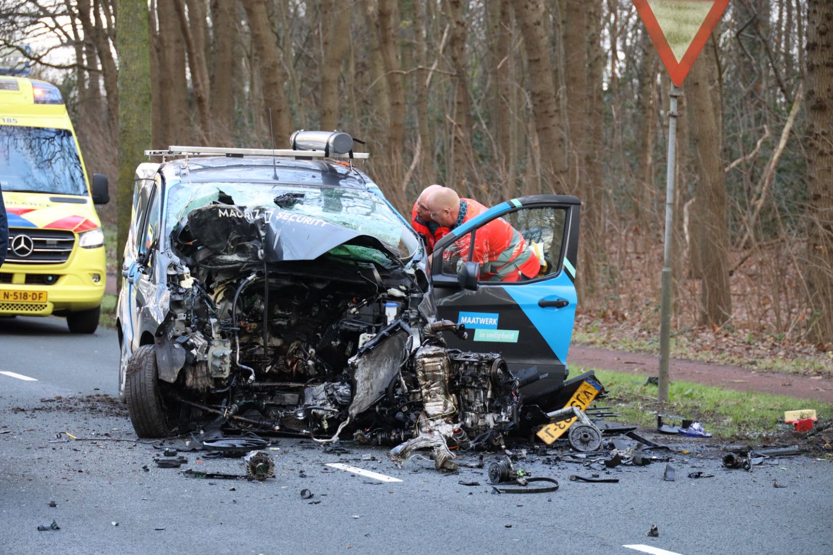 Motorblok uit auto geslingerd bij eenzijdig ongeval in Huizen