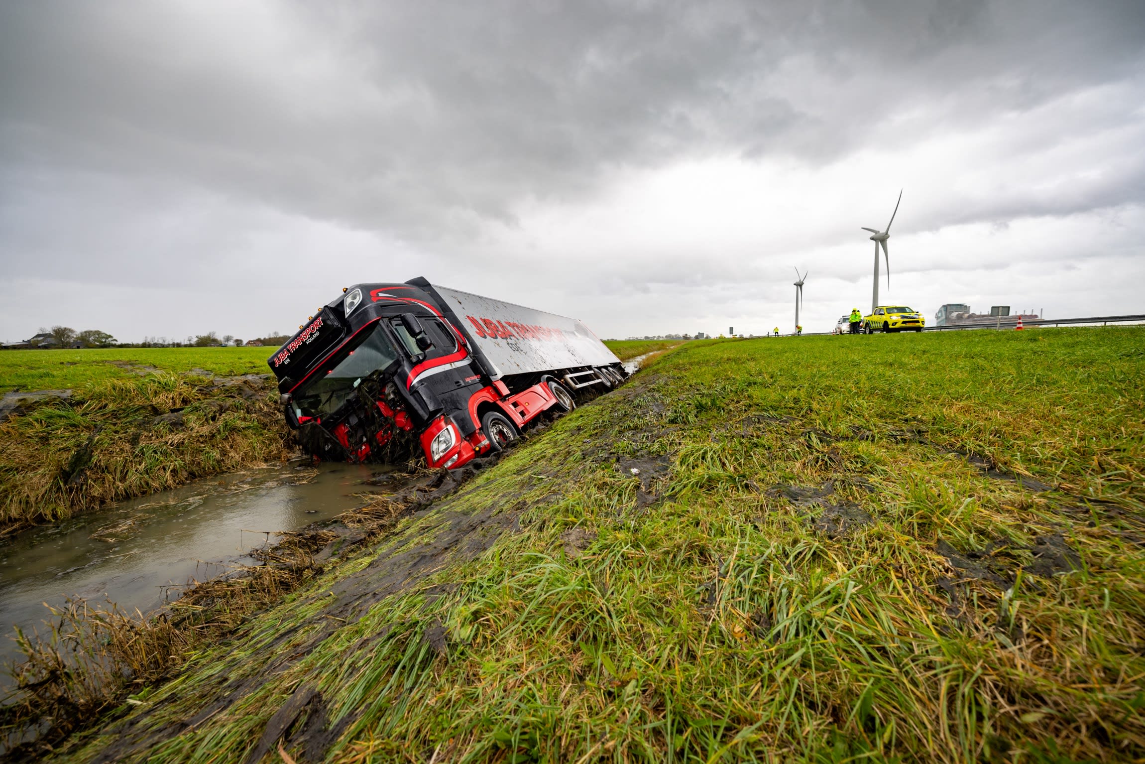 Vrachtwagen met kerstpakketten belandt in sloot door storm Ciarán