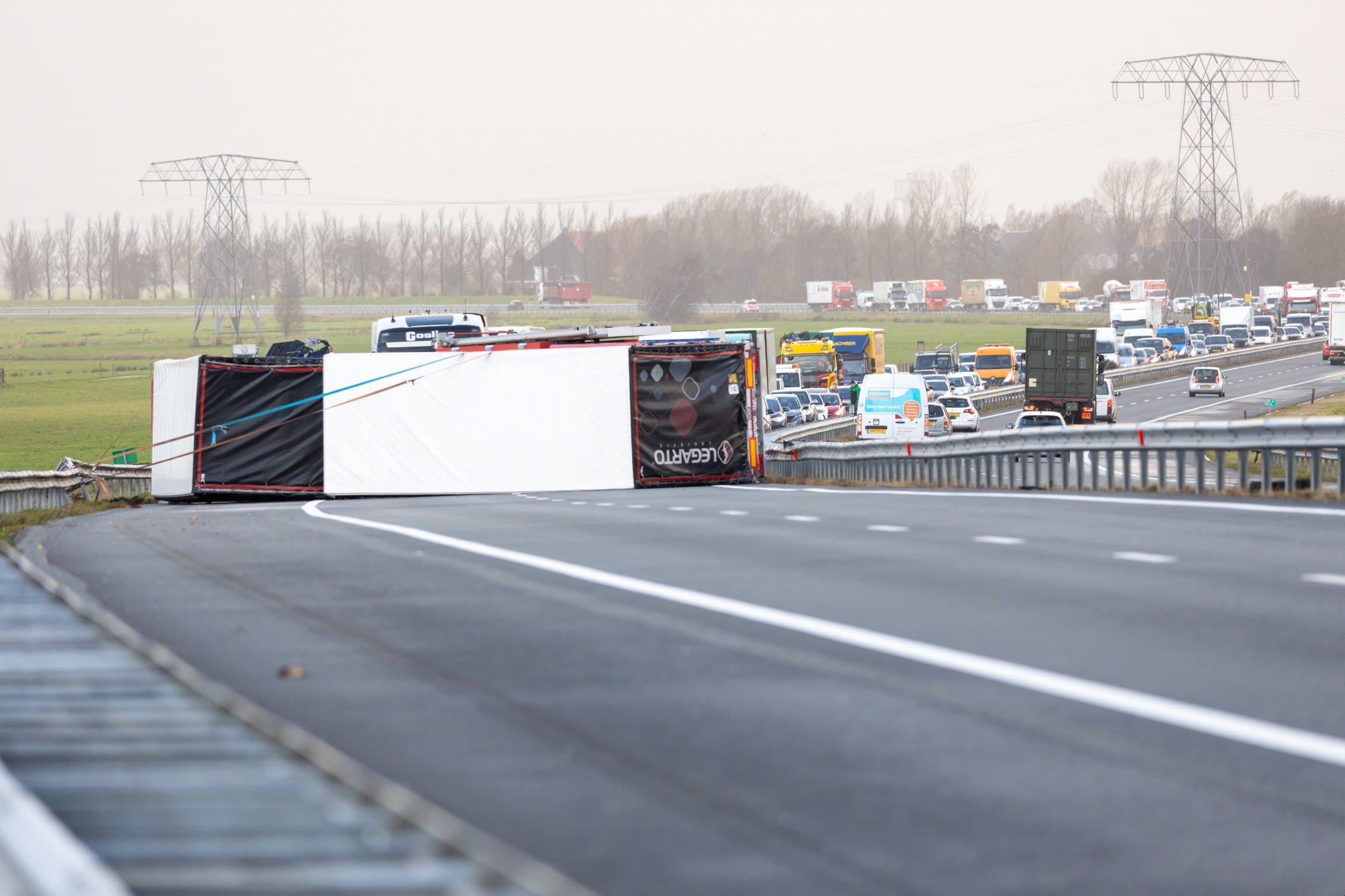 Meerdere bomen omgewaaid door storm Pia, ook vrachtwagen gekanteld op snelweg