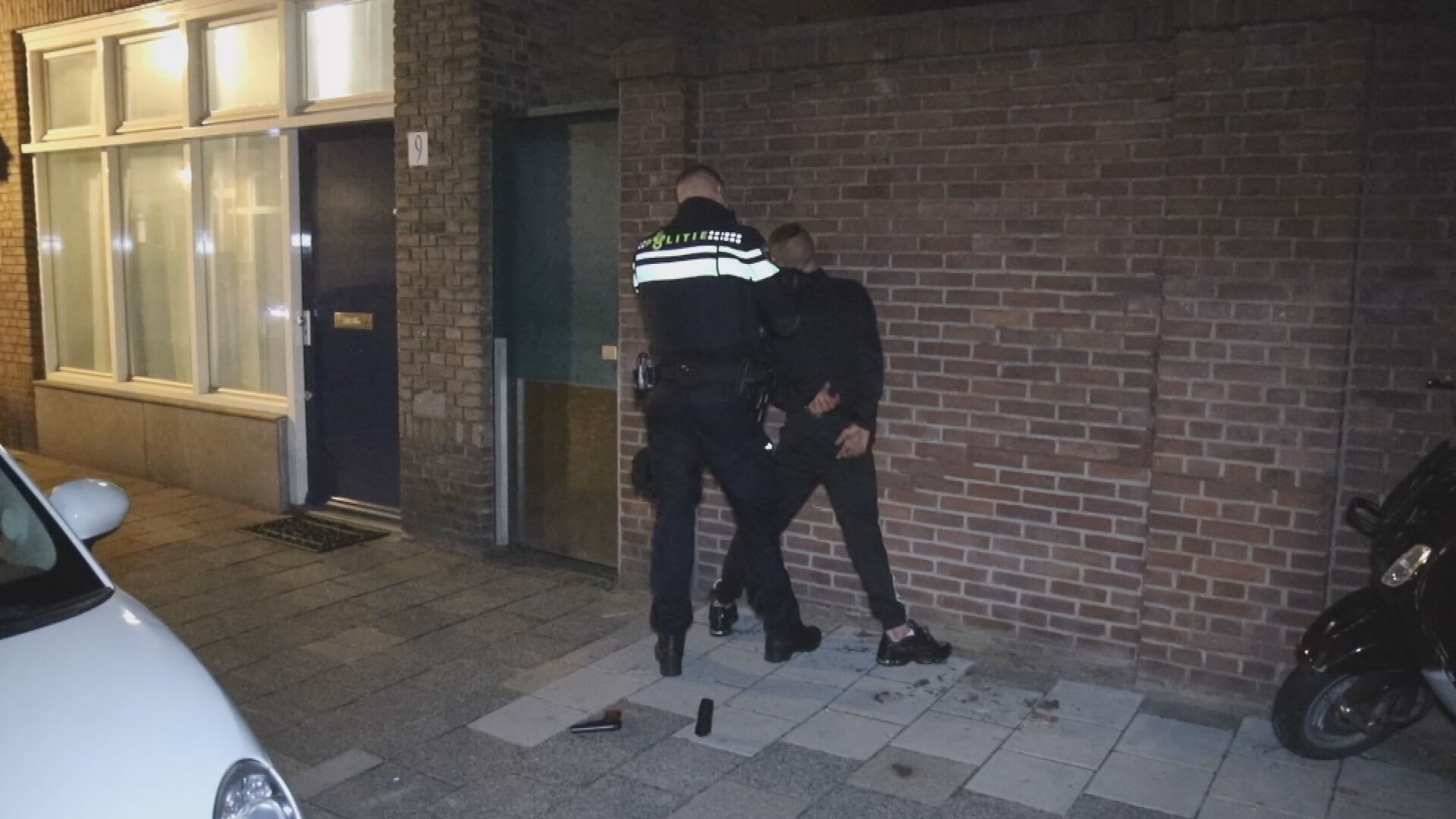 Drie aanhoudingen en 'vuurwapen' aangetroffen bij nachtelijke zoekactie in Den Haag