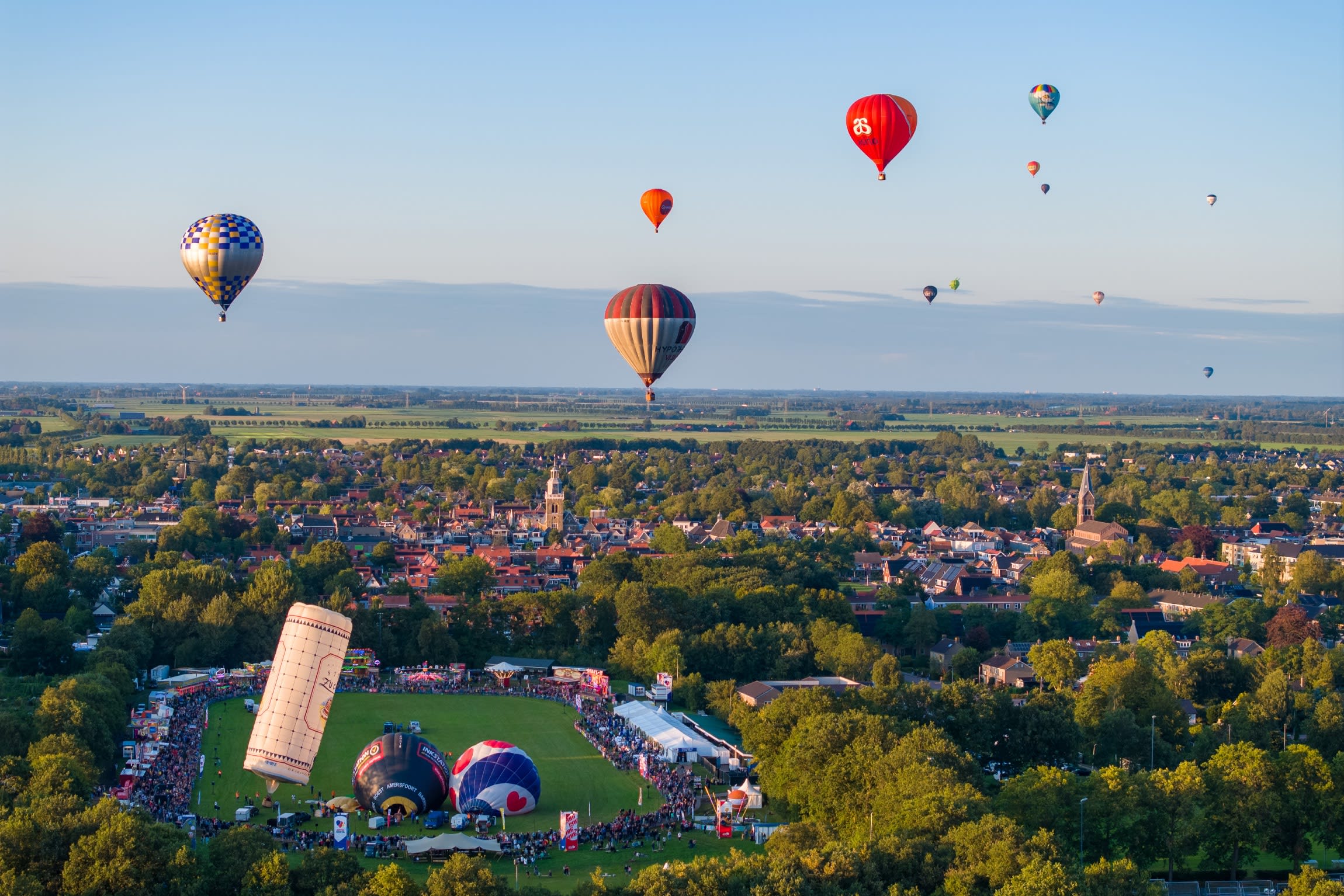 Tientallen luchtballonnen zweven boven Joure tijdens grootste ballonfestival van Nederland