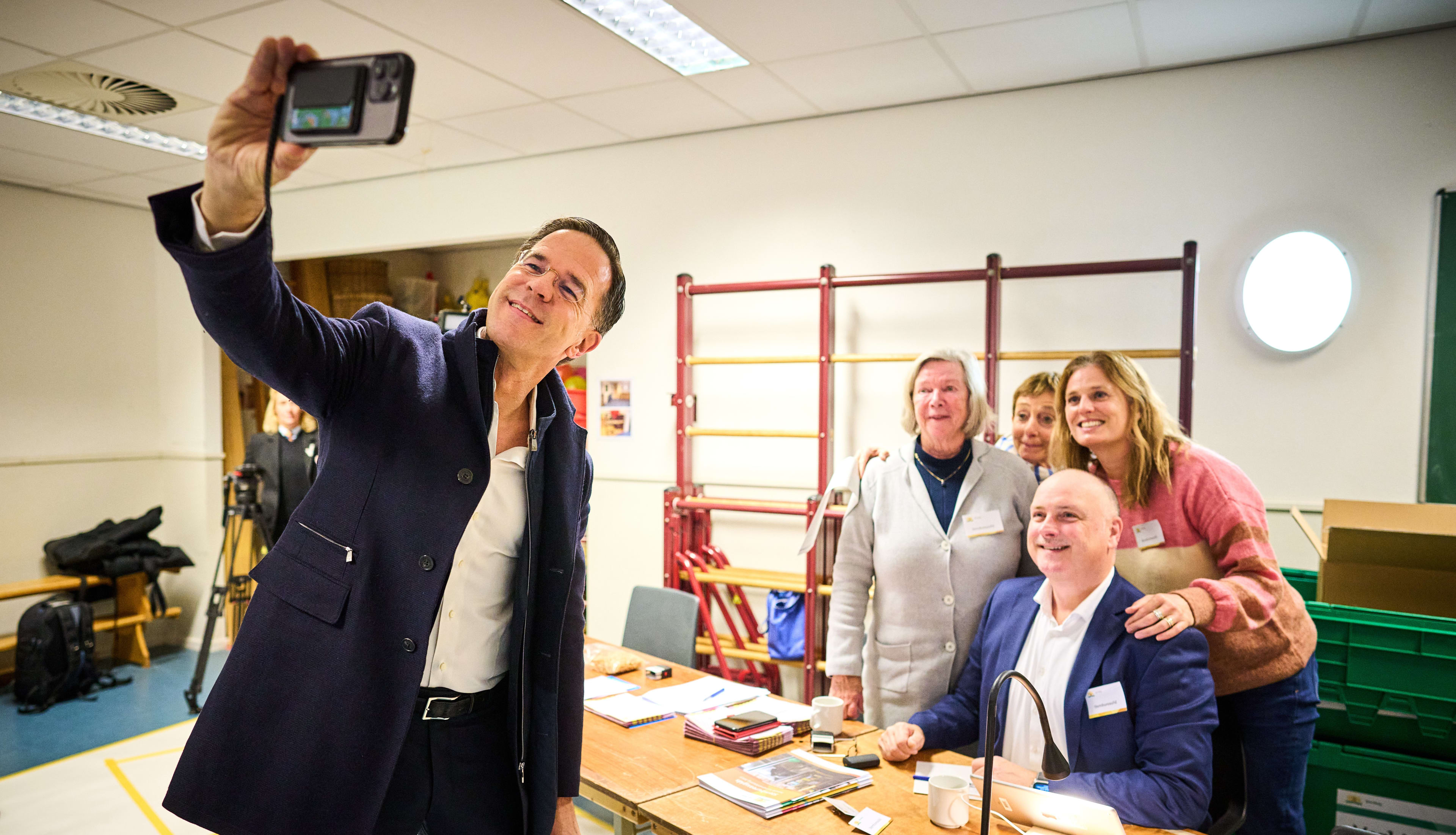 Rutte neemt selfie bij laatste keer stemmen als premier