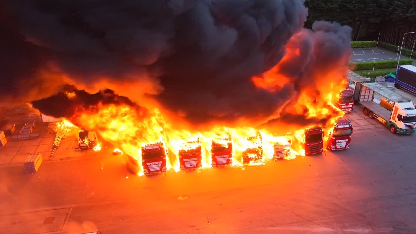 Grote brand bij bedrijf in Blokker, meerdere vrachtwagens vatten vlam