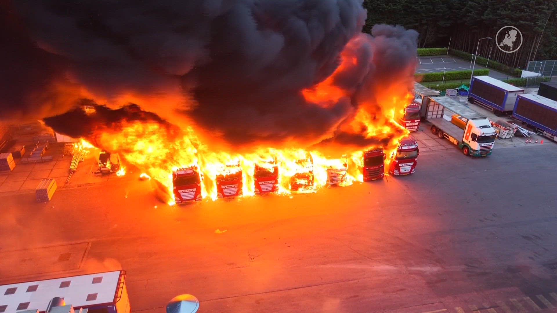 Grote brand bij bedrijf in Blokker, meerdere vrachtwagens vatten vlam