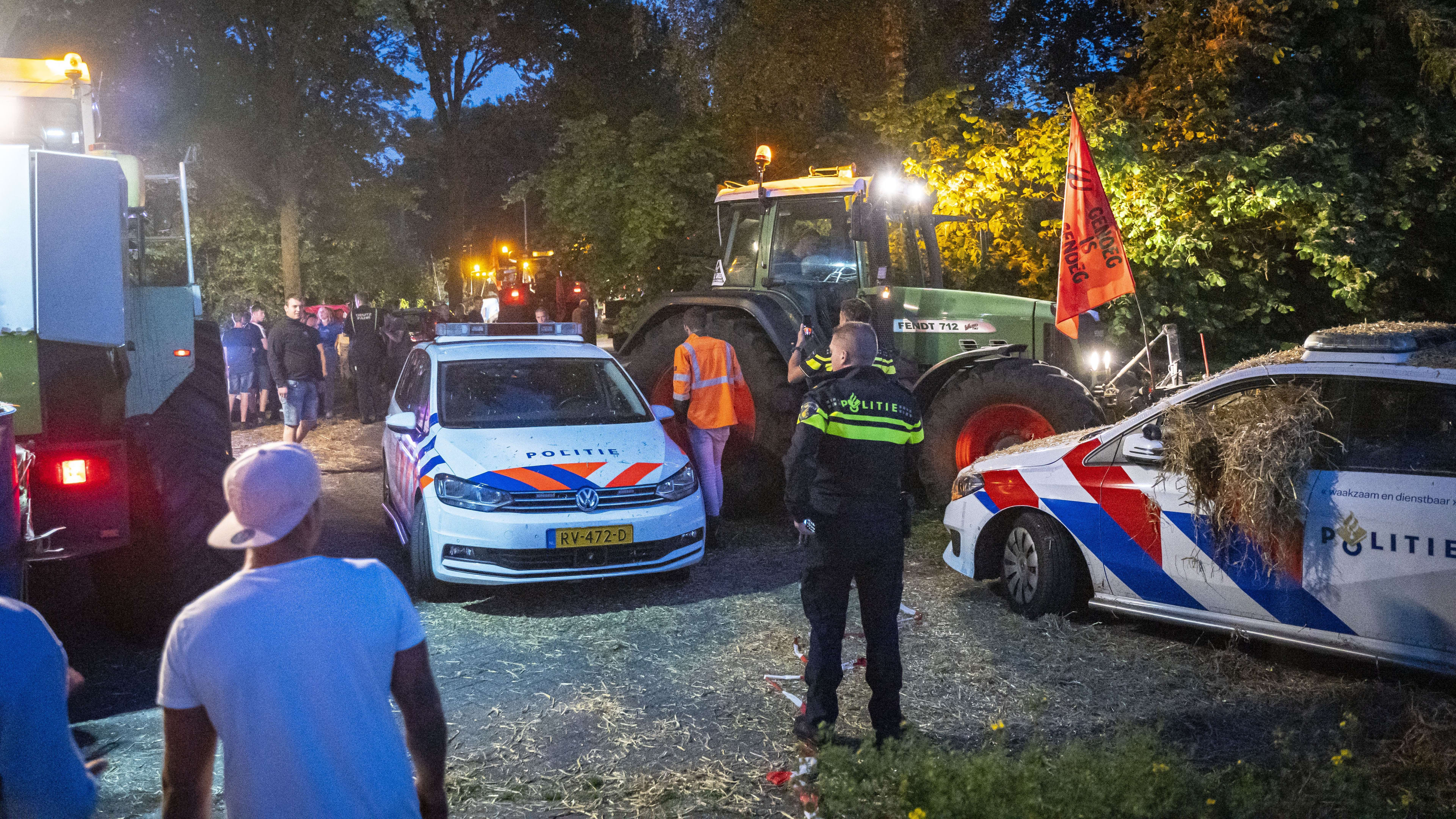 Boze boeren breken door politieblokkade bij huis minister Van der Wal