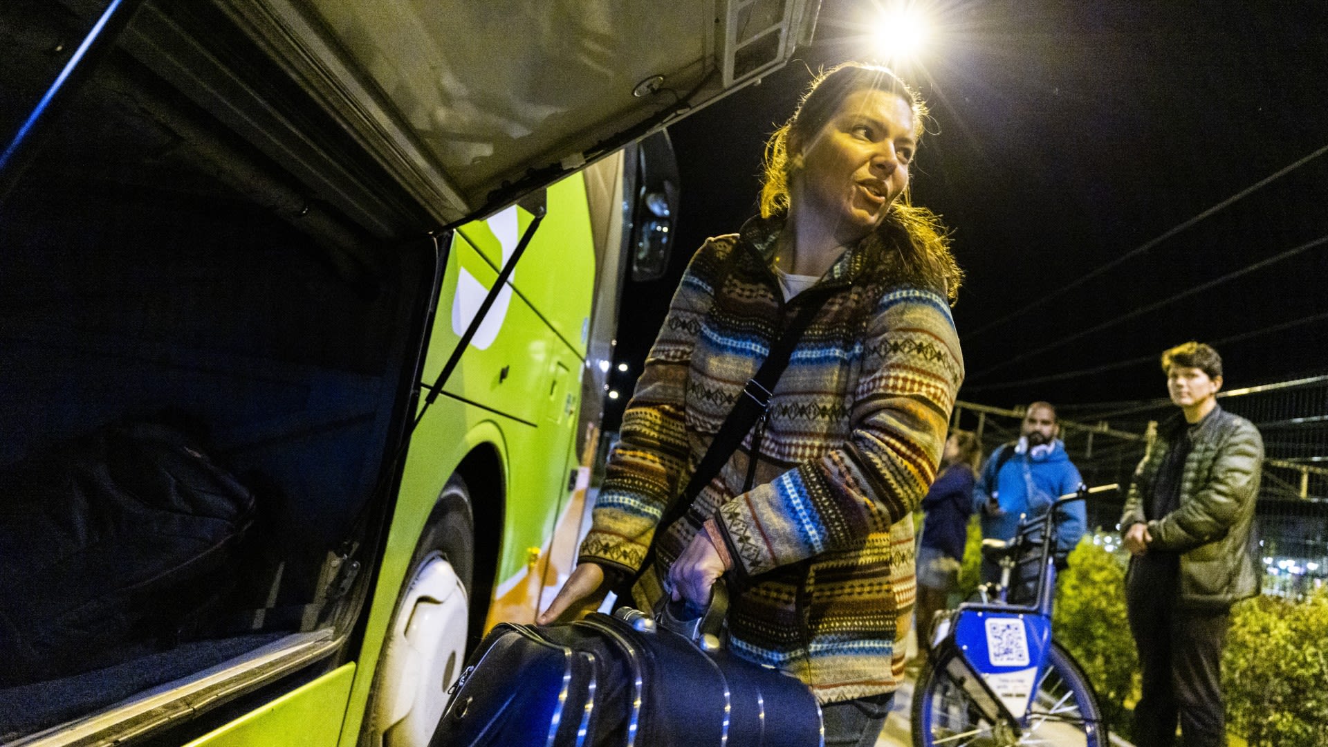 Bus vol passagiers vanuit Maastricht vertrokken naar Kiev: 'Ik moet terug naar mijn katten'