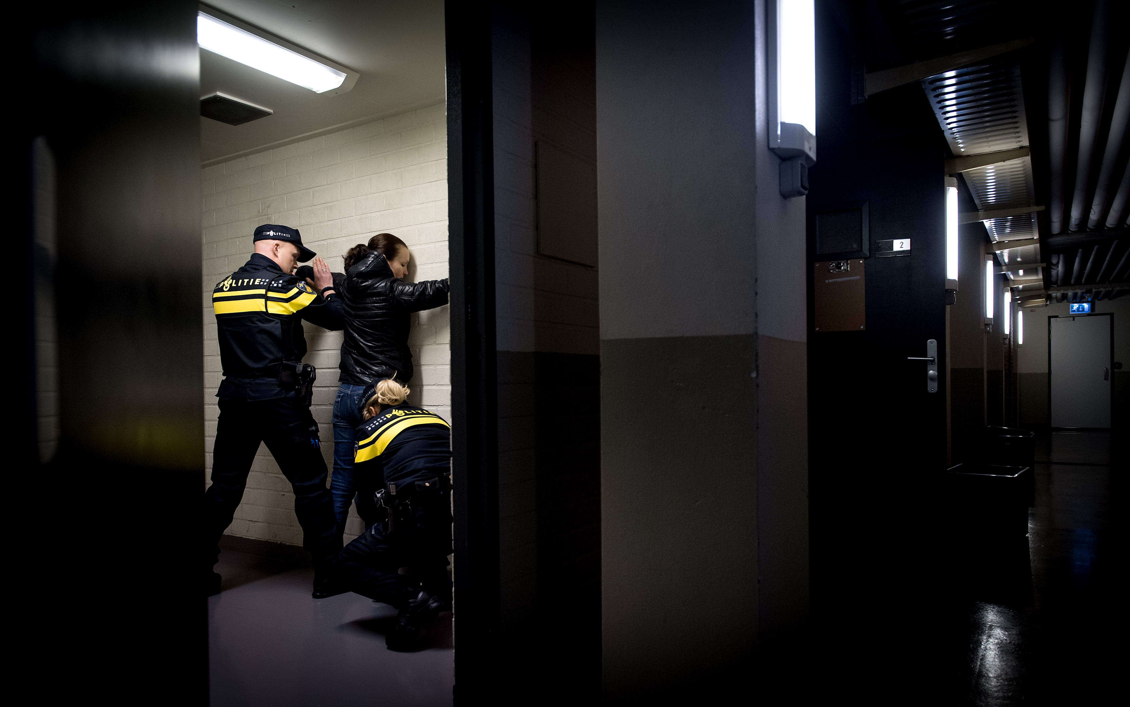 Vrouw (22) slaat agent meerdere keren in gezicht in Leeuwarden