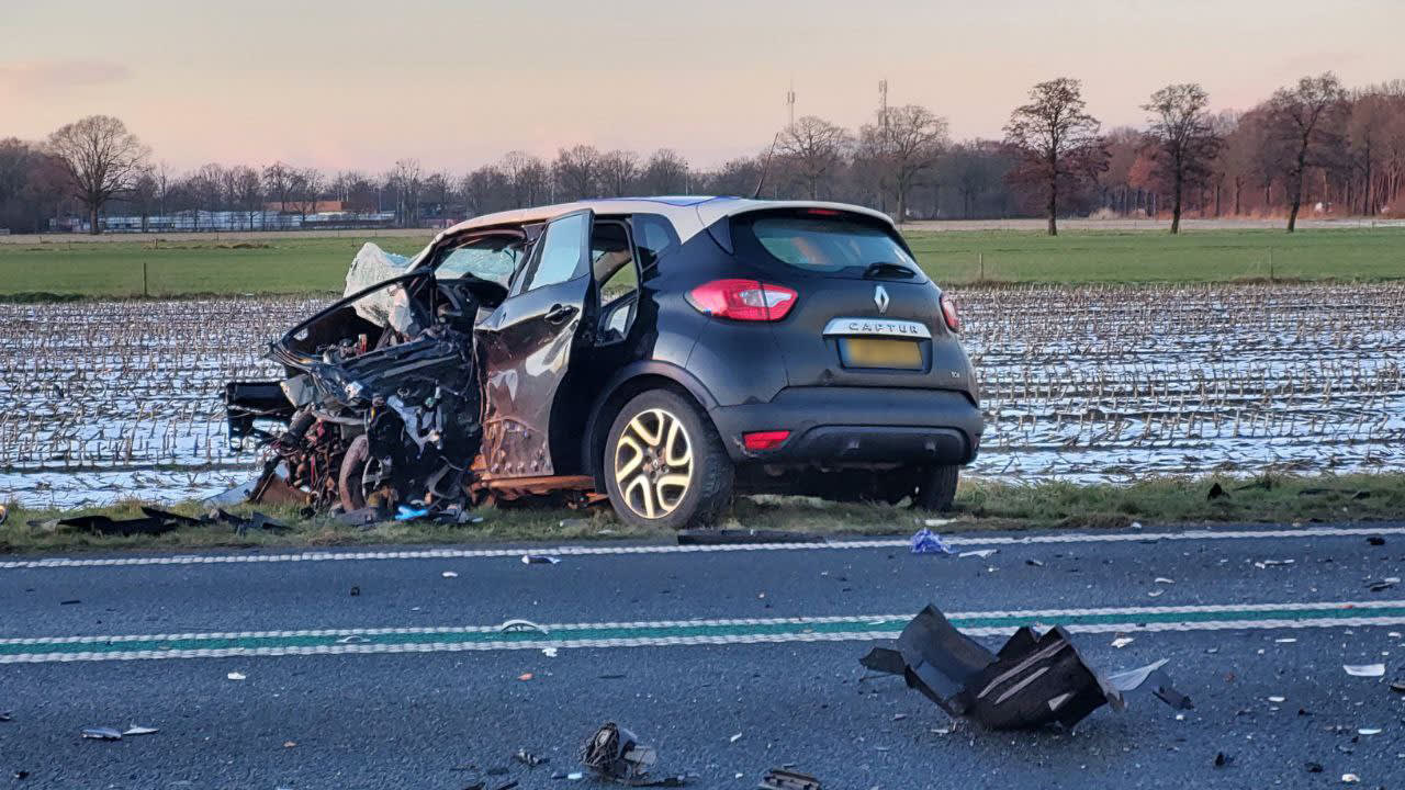 Auto's botsen frontaal op elkaar op N36, één dode gevallen