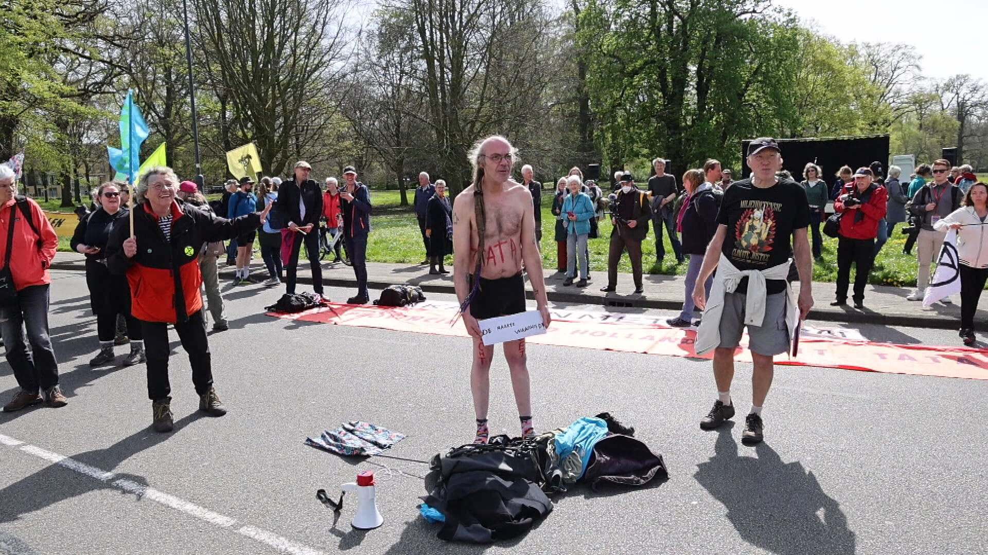 Klimaatactivisten blokkeren weg bij provinciehuis Haarlem