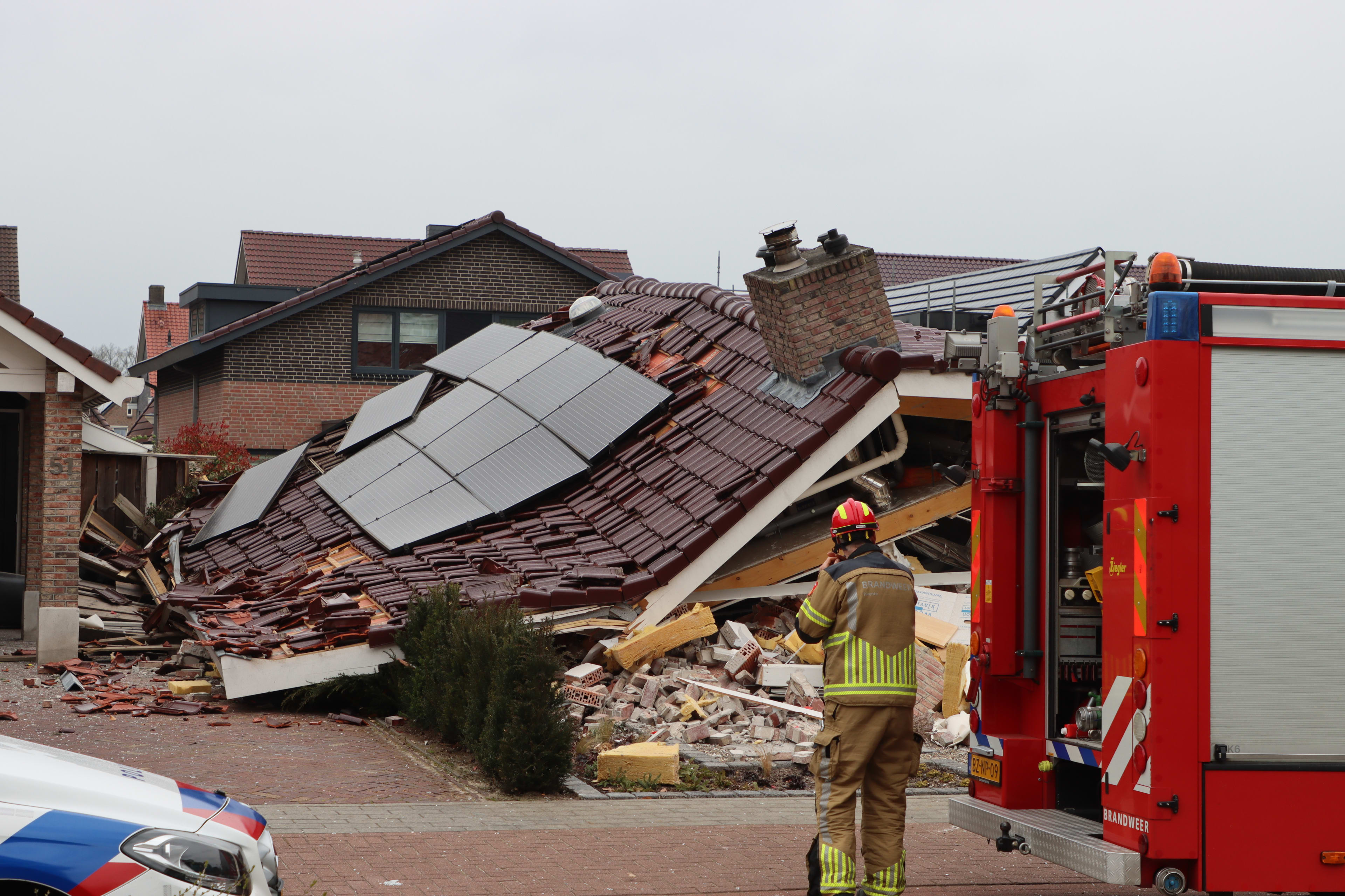 Huis in Oldenzaal ingestort na gasexplosie: drie personen levend onder puin vandaag gehaald