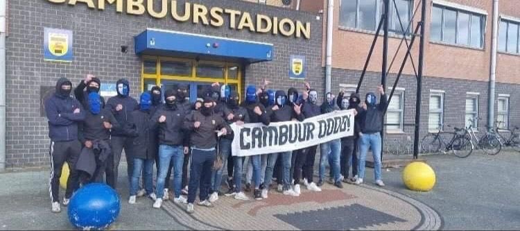 Bizarre actie: sc Heerenveen-fans poseren met afgehakte hertenkop bij Cambuurstadion