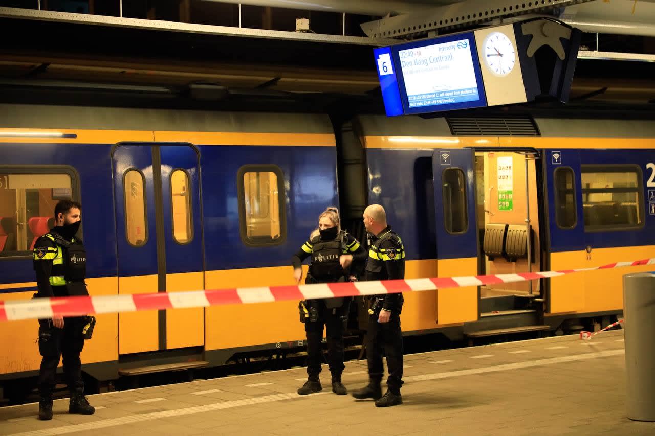 Man bedreigt treinreiziger met vuurwapen, politie lost schot op Amersfoort Centraal