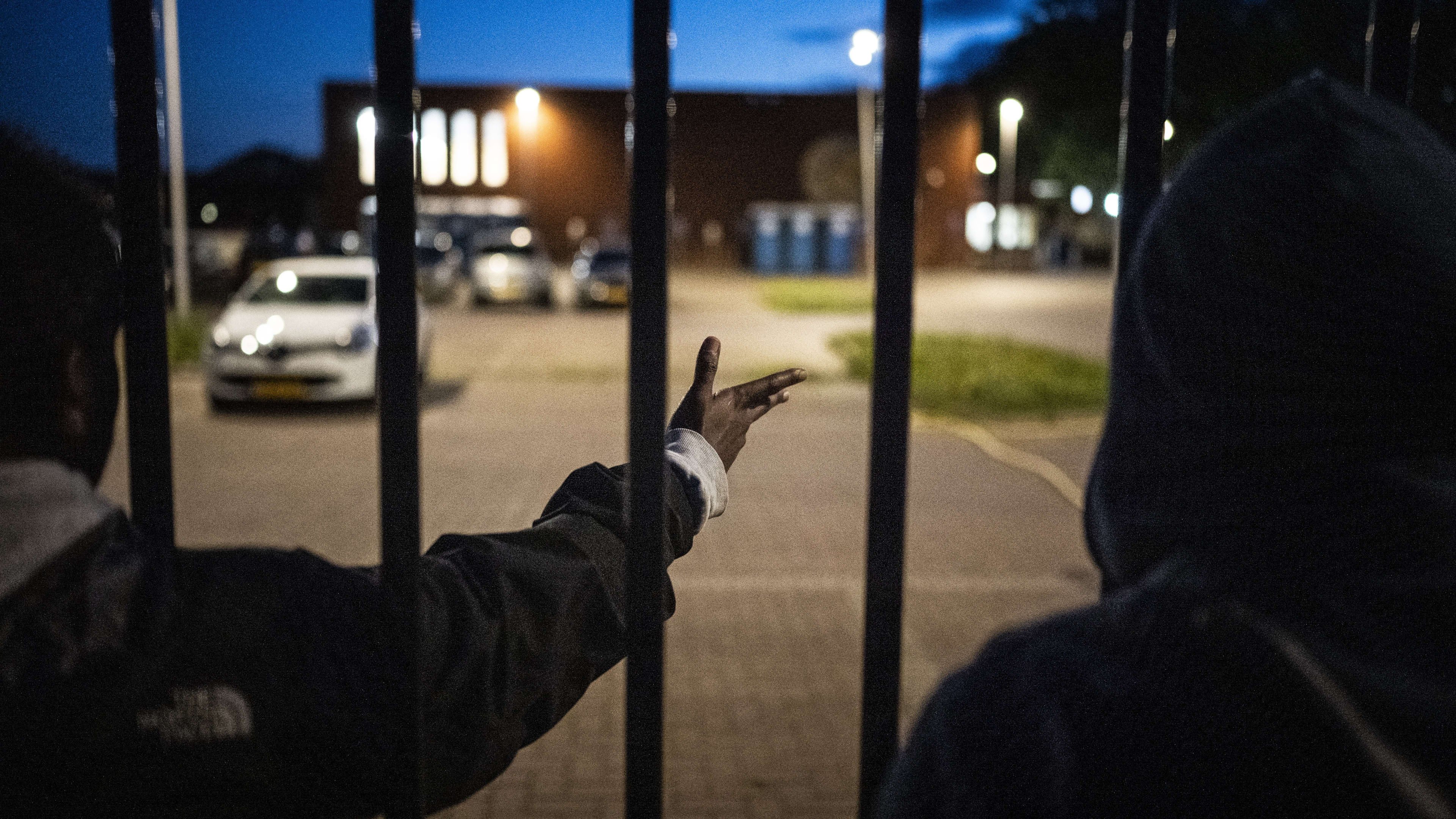 Persoon spuit met onbekende vloeistof bij azc Ter Apel, vijf mensen onwel