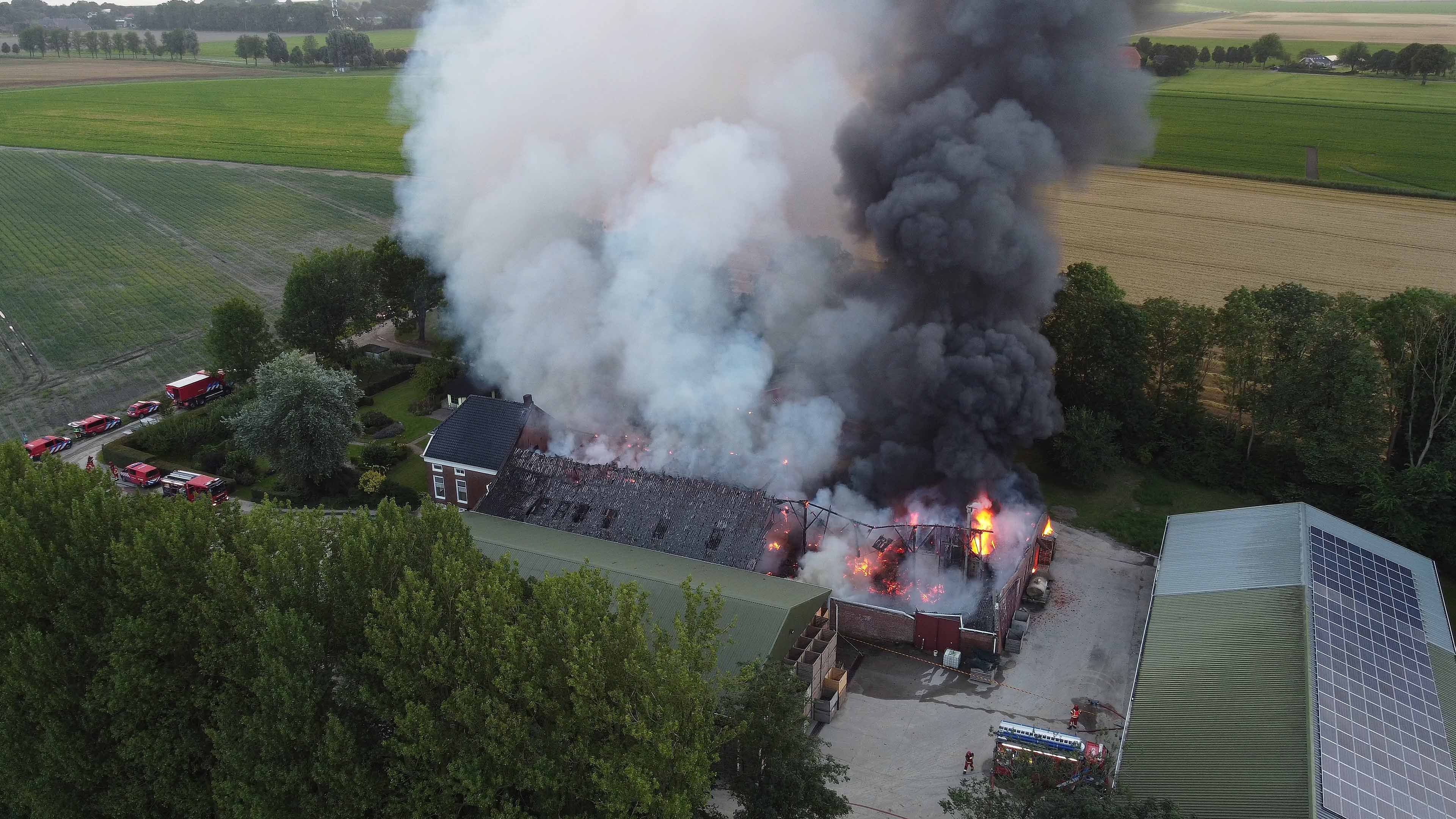 Grote brand verwoest schuur in Groningse Termunten