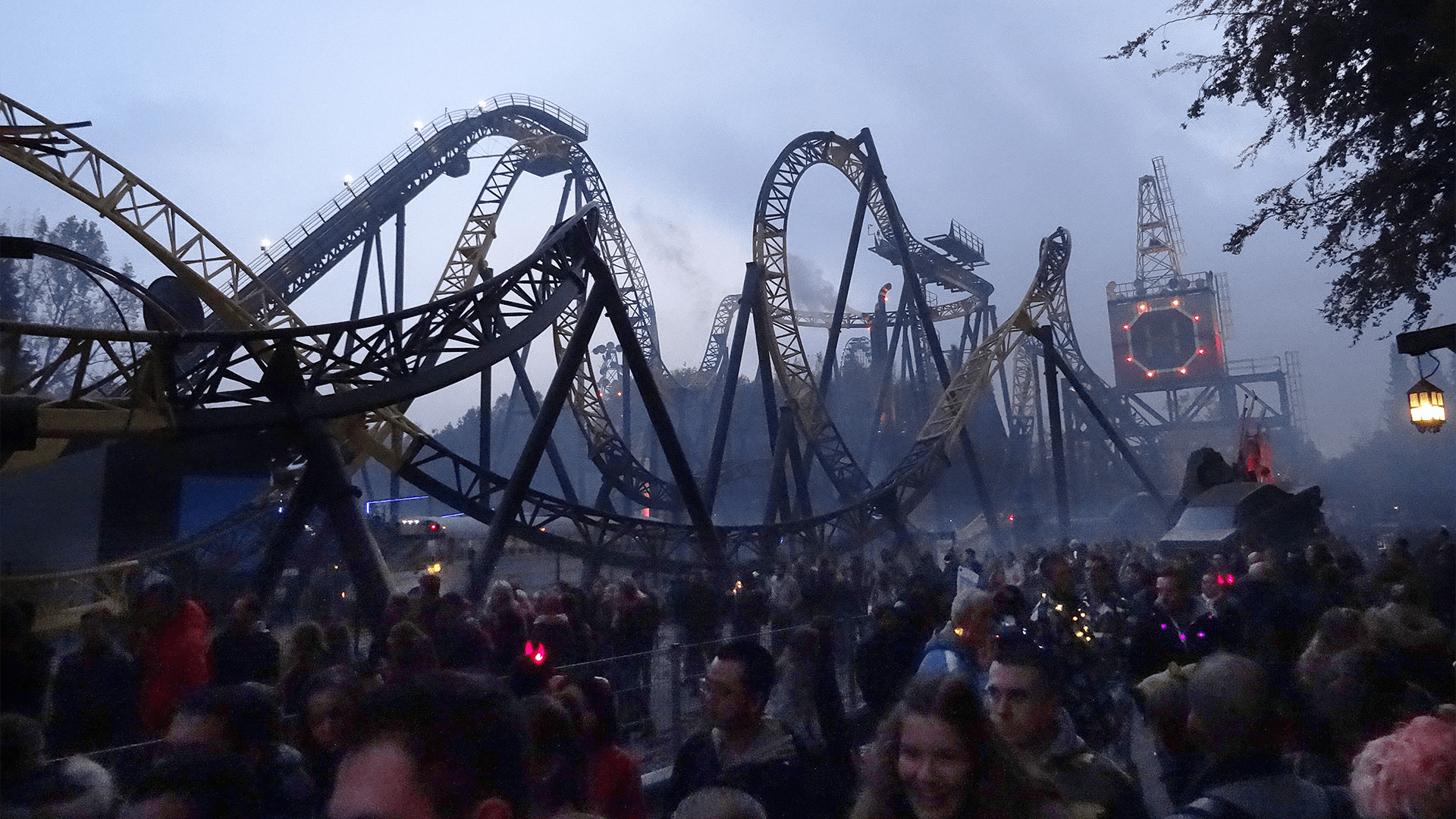 Vrouw (24) gaat volledig door het lint in wachtrij Walibi, schopt tiener (18) in elkaar