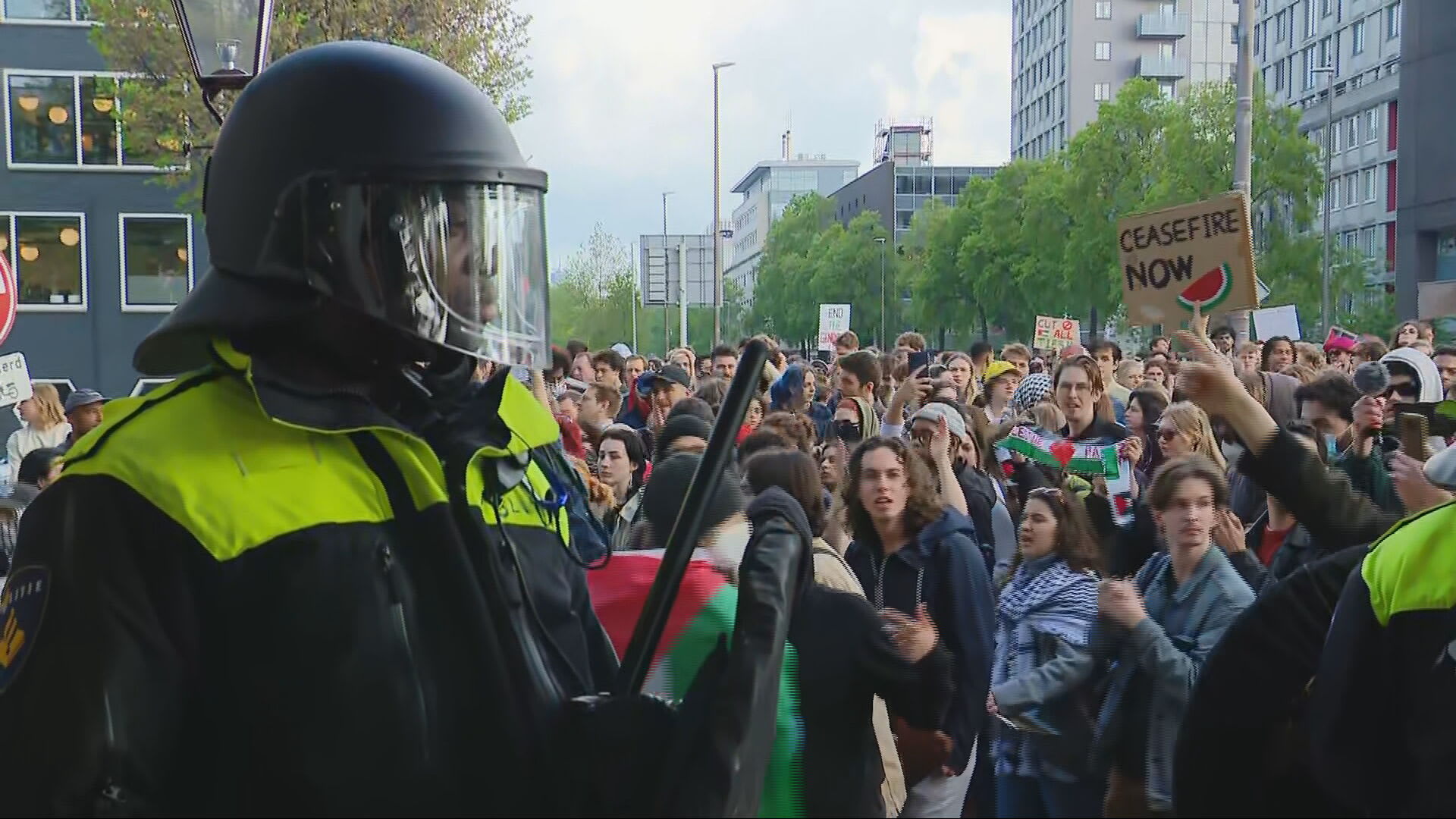 Politie slaat in op demonstranten UvA