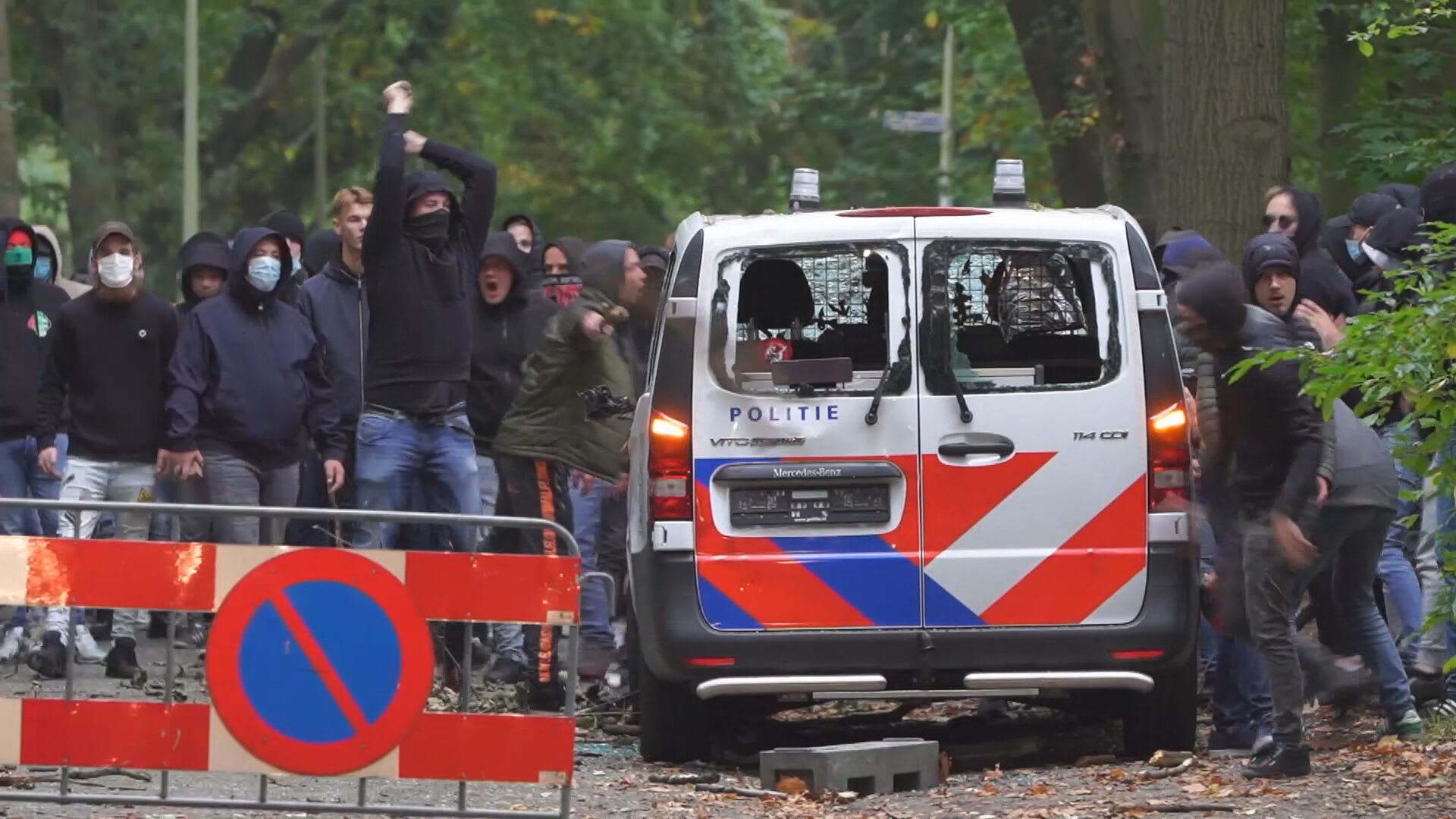 Rellen in Nijmegen na verhitte derby NEC - Vitesse, hooligans slopen politiebusje