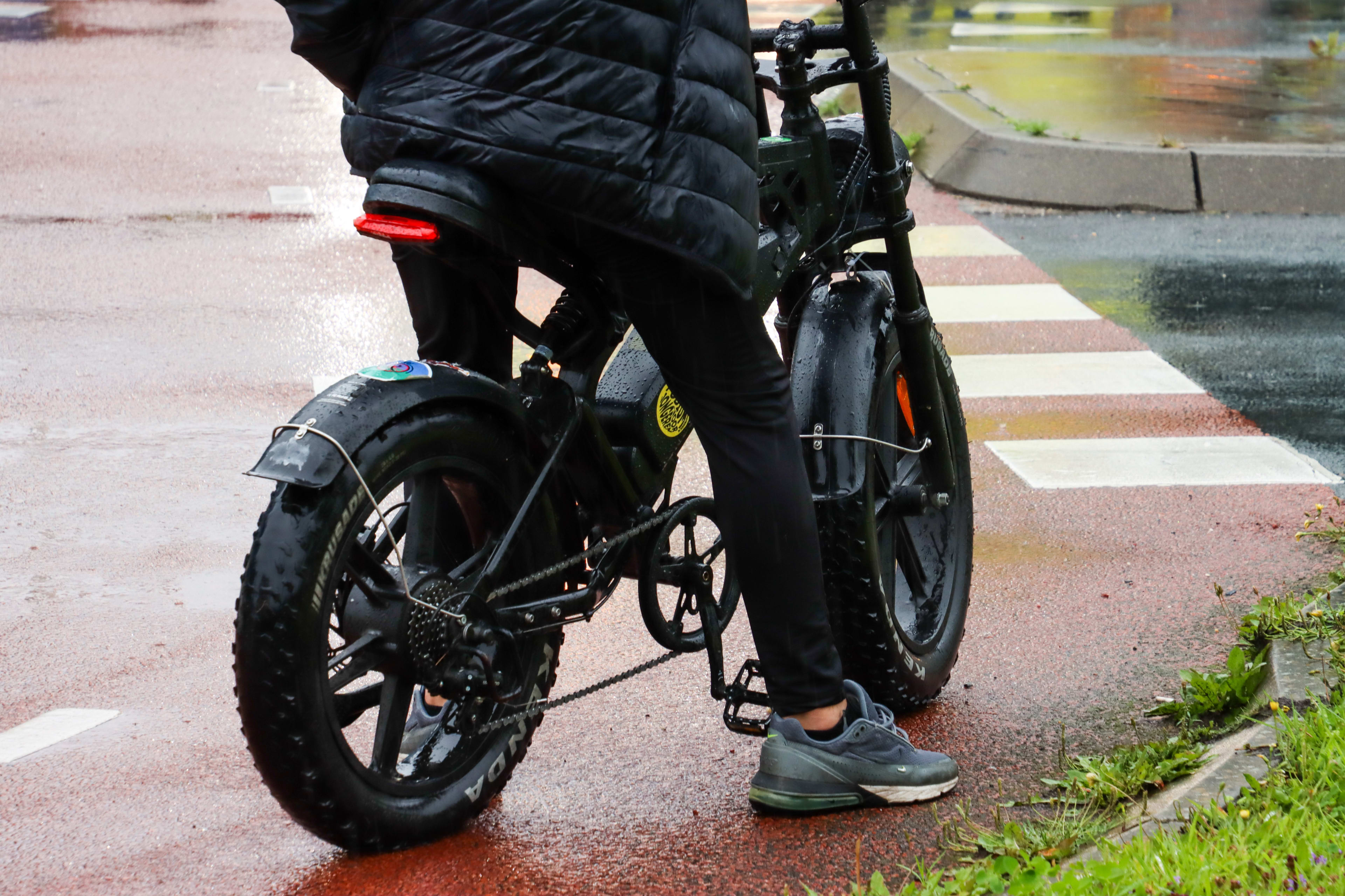 Politie zoekt jongen op fatbike die vrouwen betast in Deventer