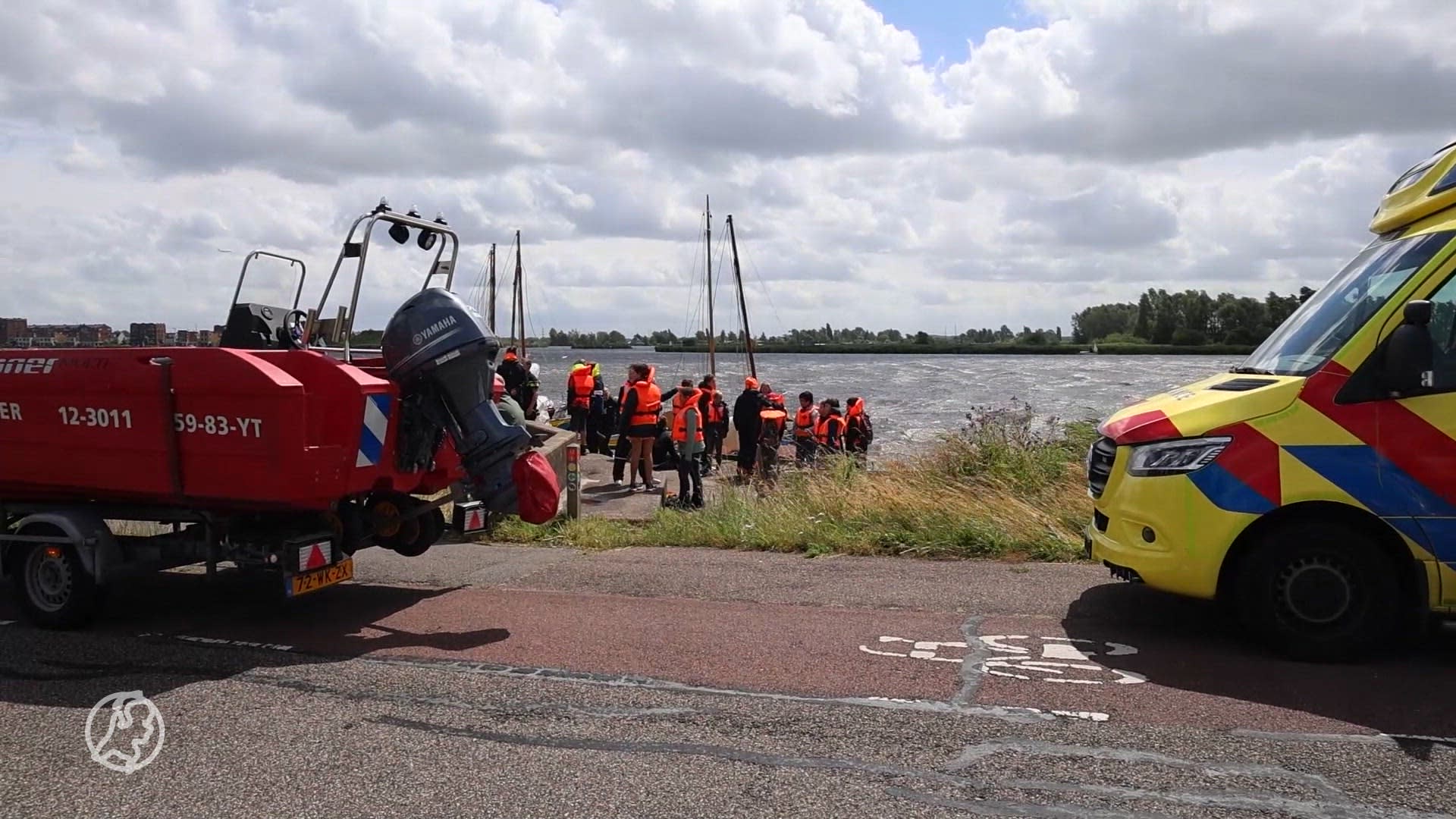 Vijf kinderen te water na omgeslagen boot, hulpdiensten uitgerukt