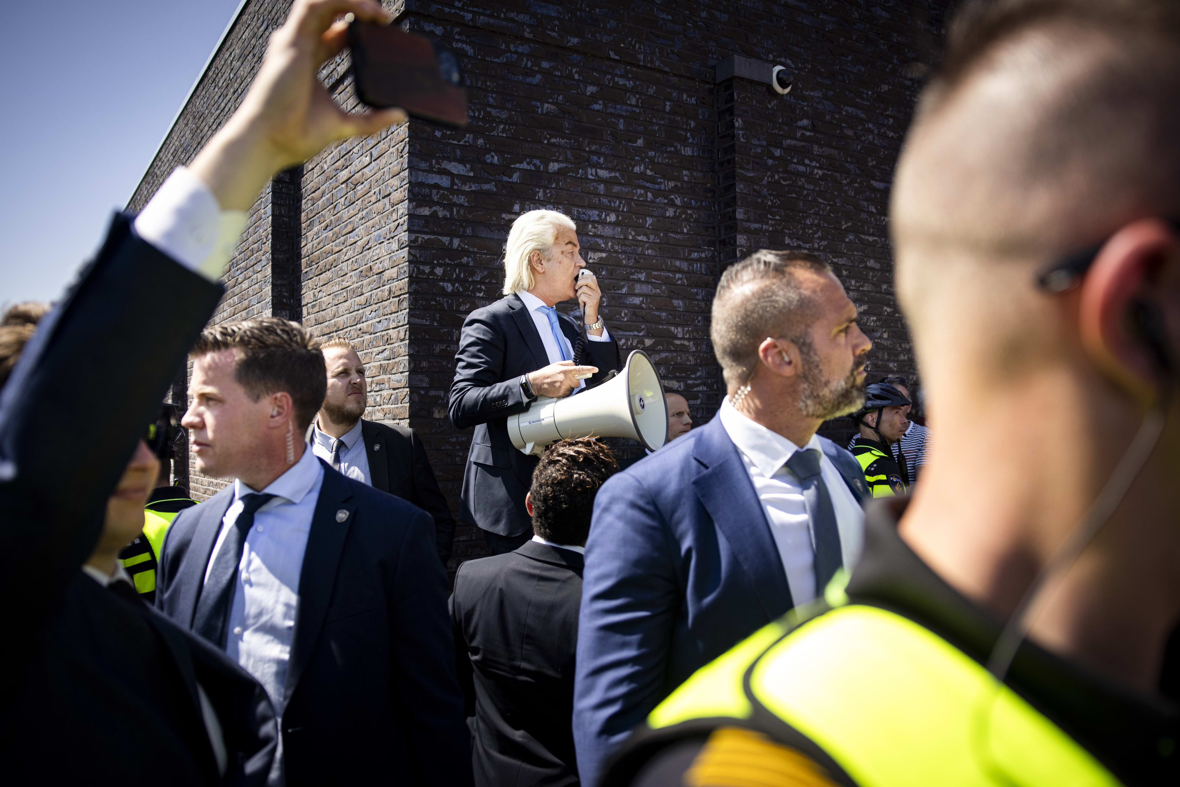 Asielproblematiek zaterdag groot thema, Wilders wil leger inzetten tegen overlast Ter Apel