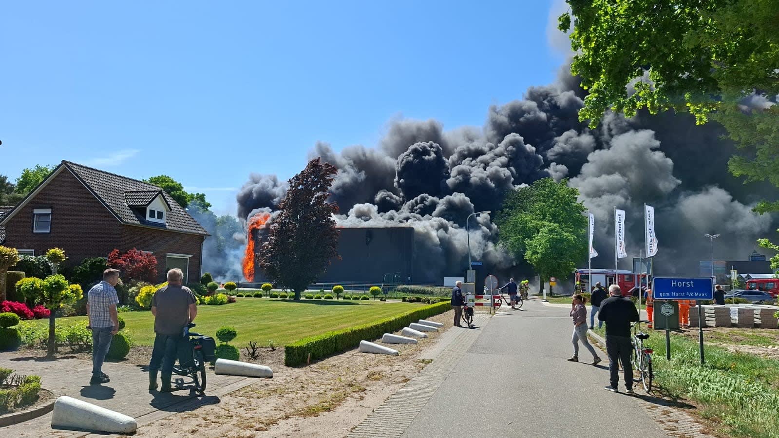 Enorme brand in meubel- en dierenwinkel Horst, veel zwarte rookwolken te zien