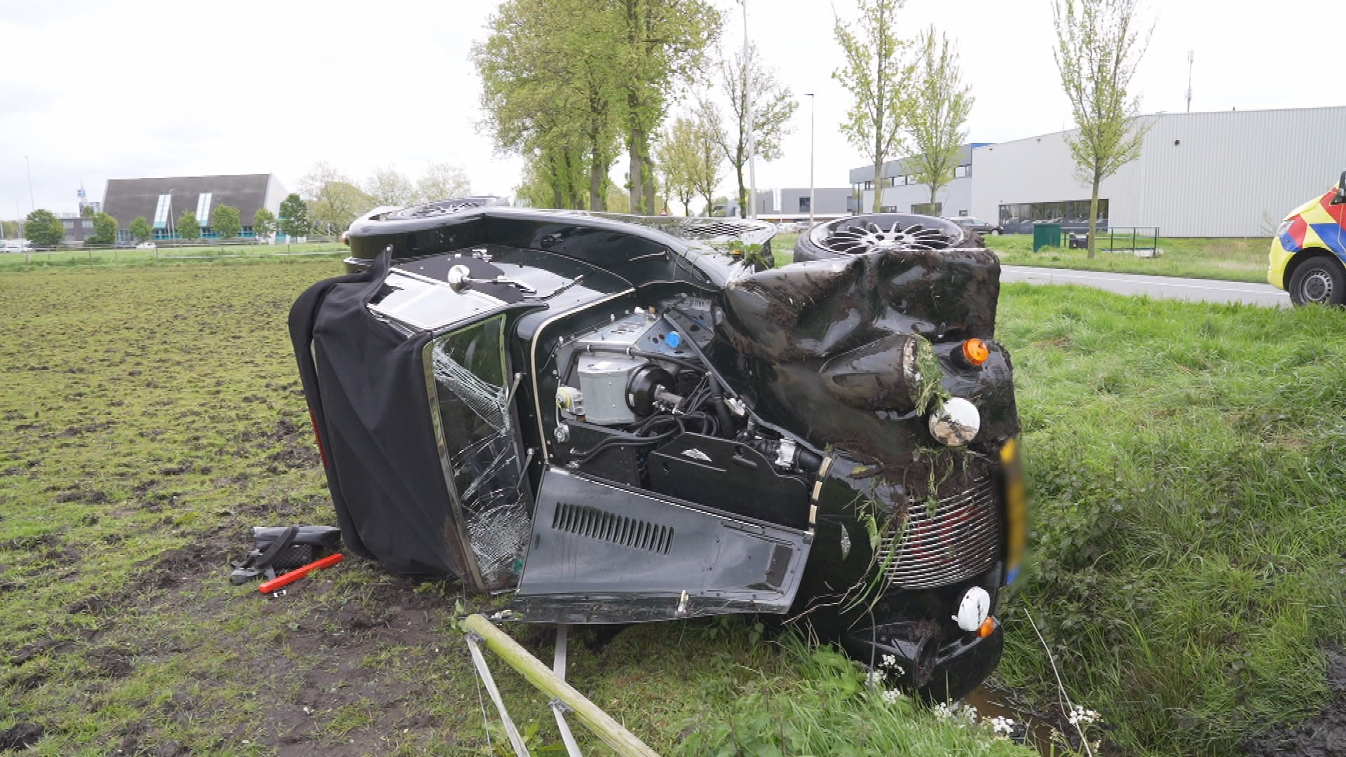 Peperdure auto crasht in paardenweide en raakt flink beschadigd