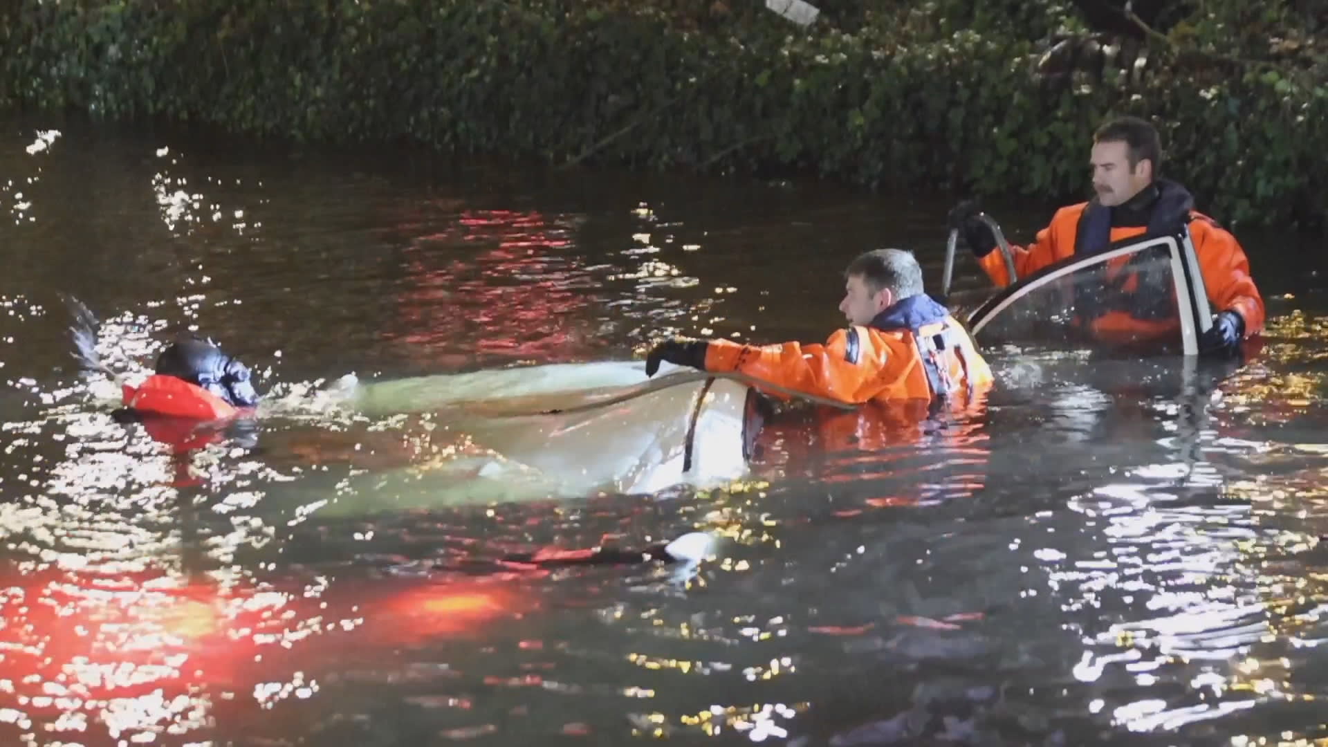 Dode en zwaargewonde nadat auto te water raakt in Delft