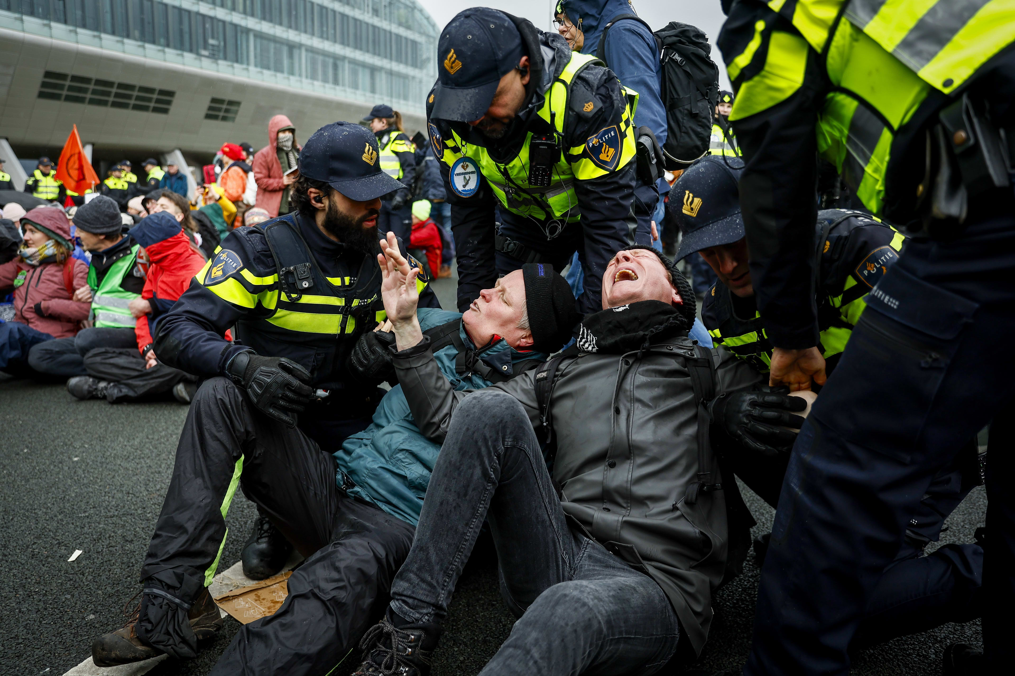 'Blokkade was levensgevaarlijk': ruim 300 klimaatactivisten aangehouden