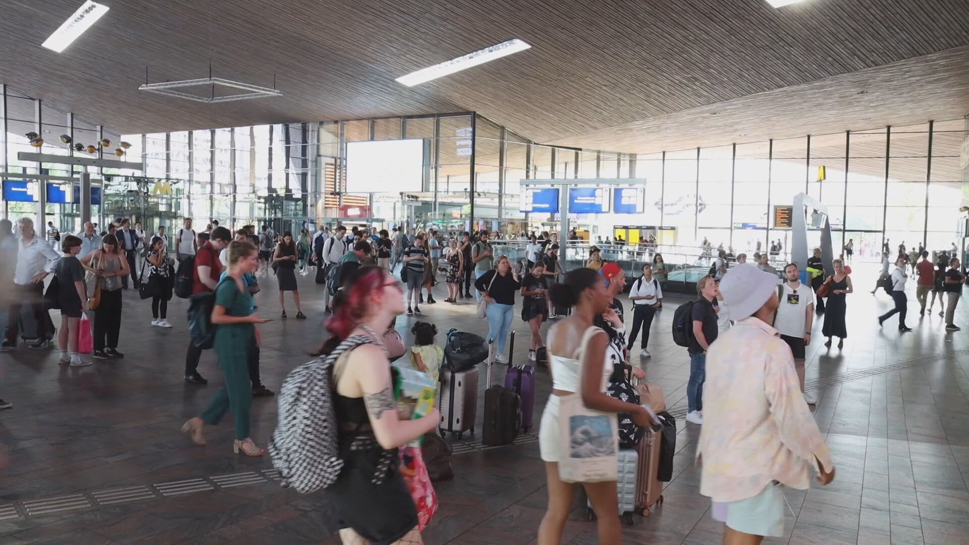 Honderden reizigers gestrand op Rotterdam Centraal in bloedhitte