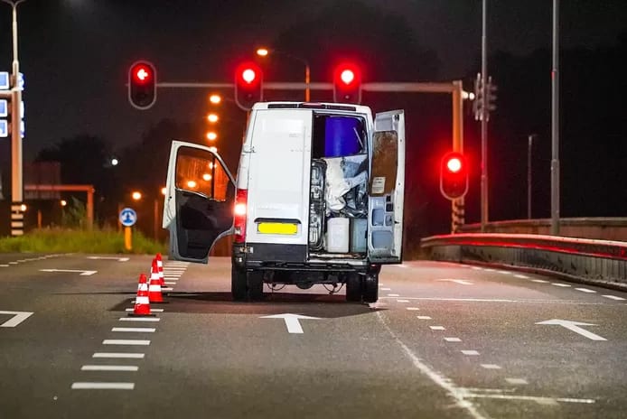 Bestelbus met drugsafval achtergelaten op snelwegviaduct Eindhoven