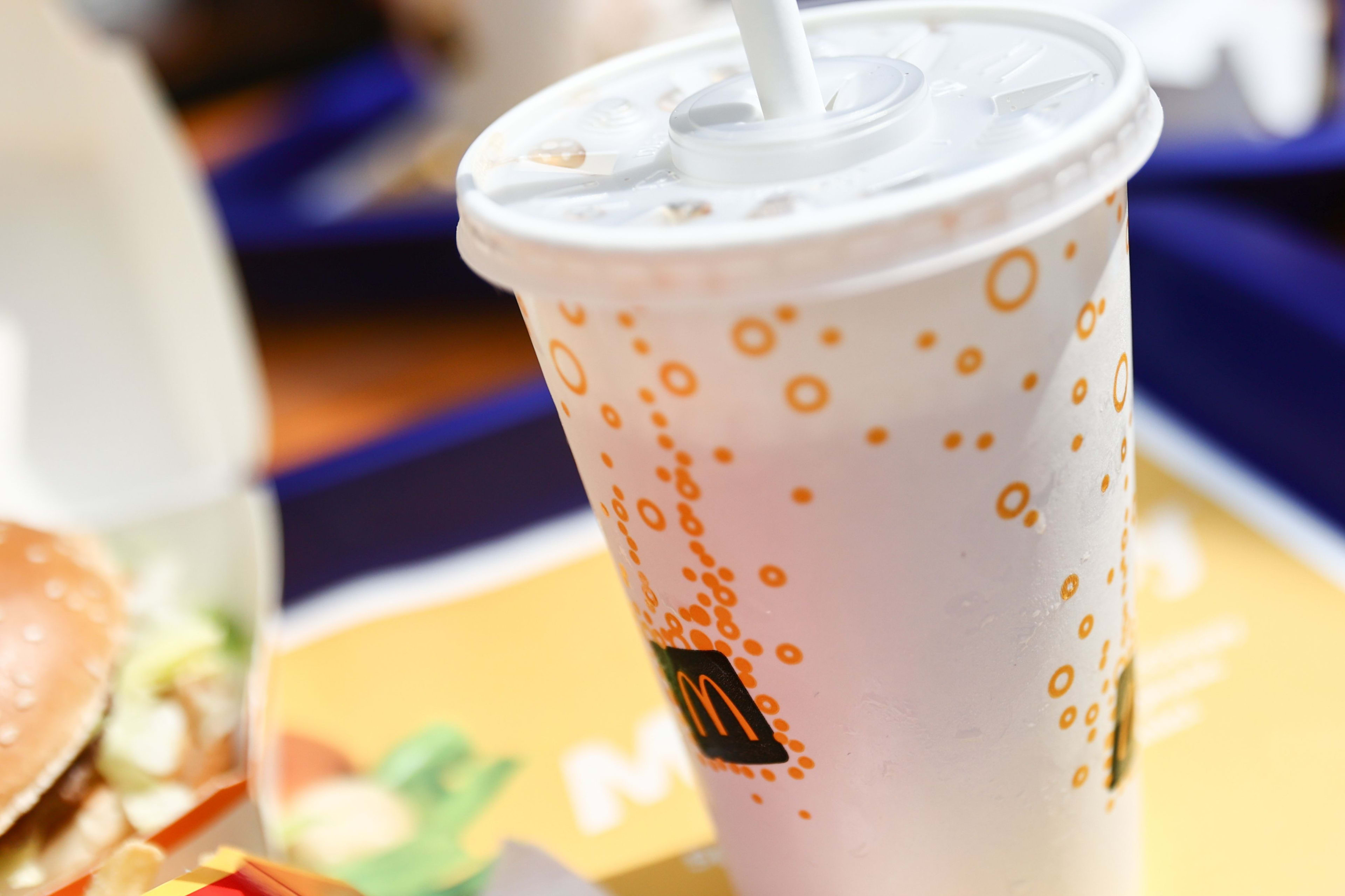 Je McDonald's-bestelling is duurder: fastfoodketen voert plastic toeslag vóór verplichte datum in