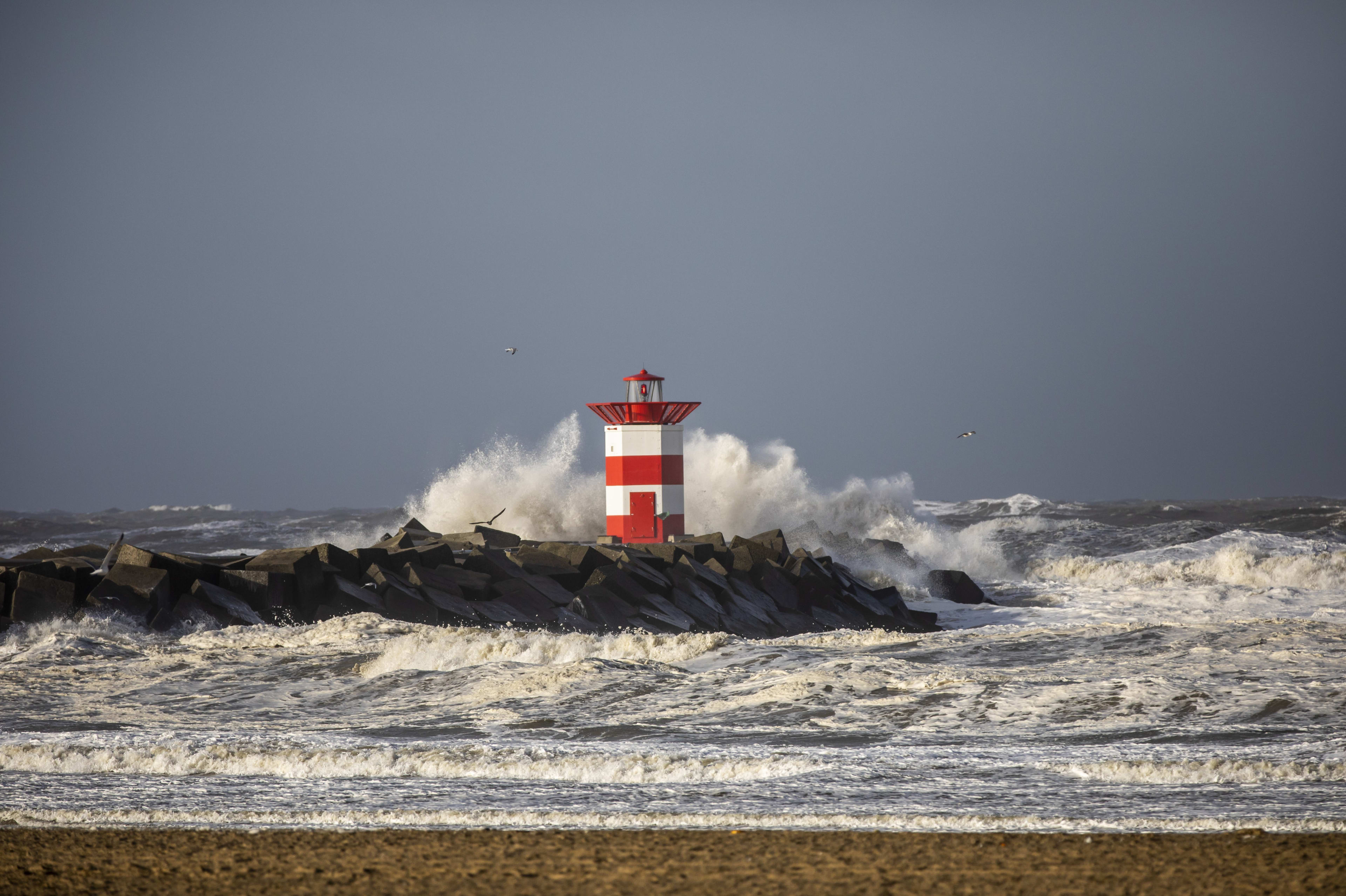 Stilte voor de storm, harde wind en neerslag op komst | Hart van Nederland