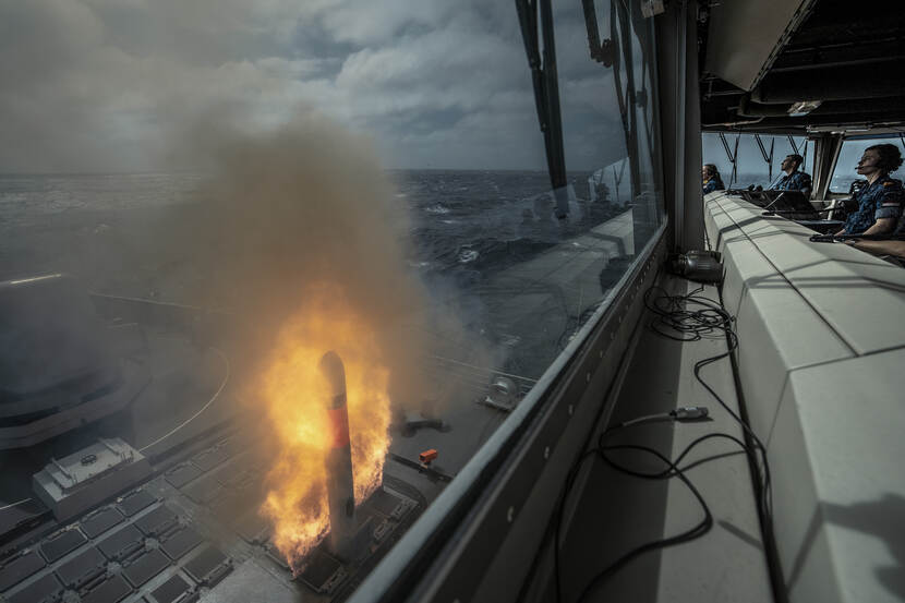 Nederlands marineschip schiet eerste kruisraket af