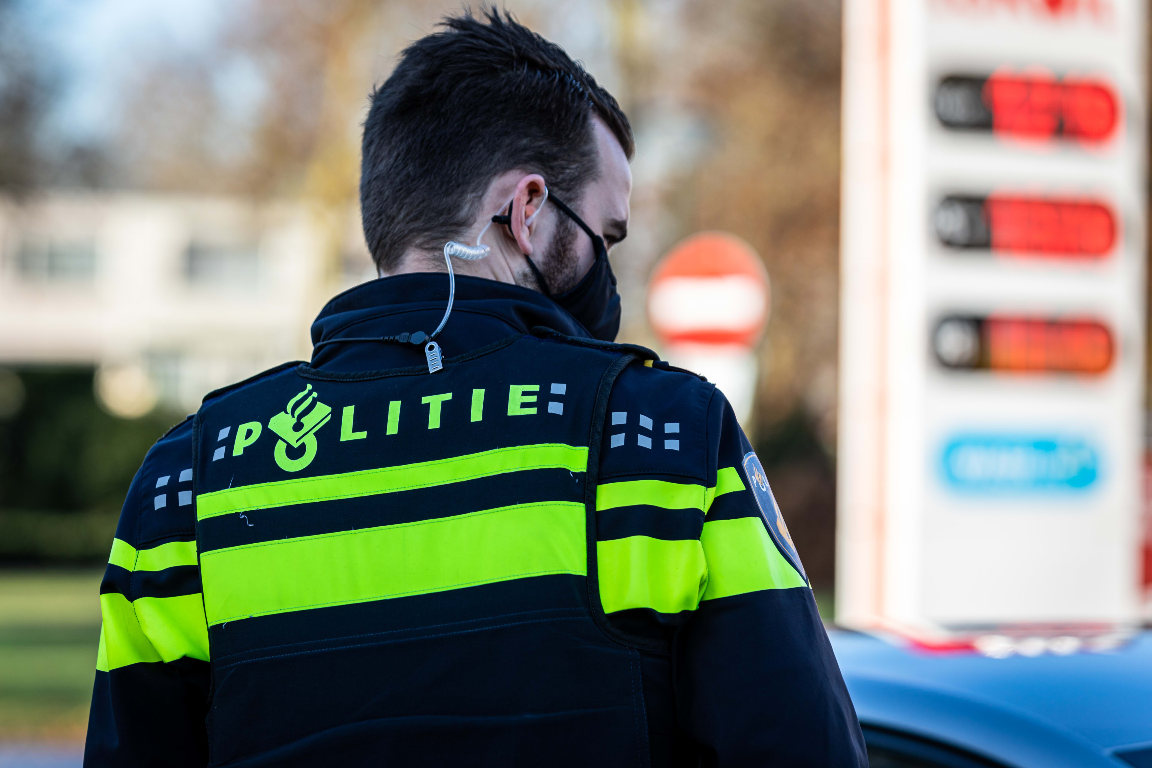 Politie vindt vuurwapens, messen, zwaarden en zwaar vuurwerk in woning Rotterdam