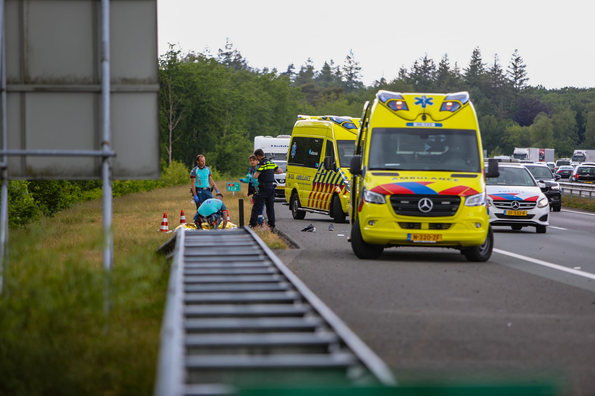 Voetganger op A1 sterft na aanrijding door vrachtwagen