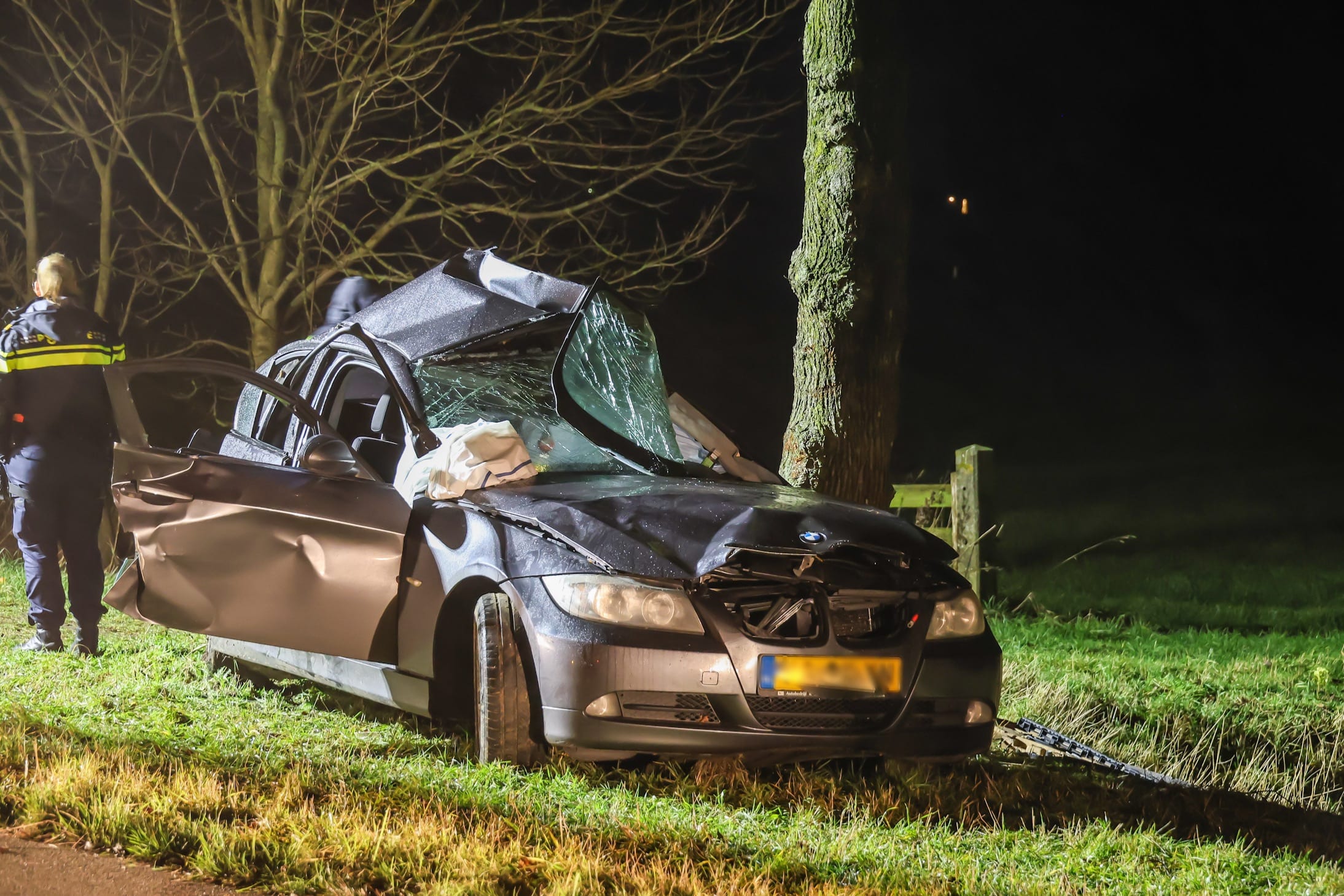 Man (22) komt om bij auto-ongeluk in Buitenpost, twee gewonden naar ziekenhuis