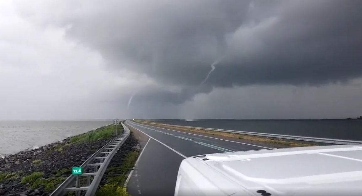 Indrukwekkende waterhozen gespot bij Enkhuizen