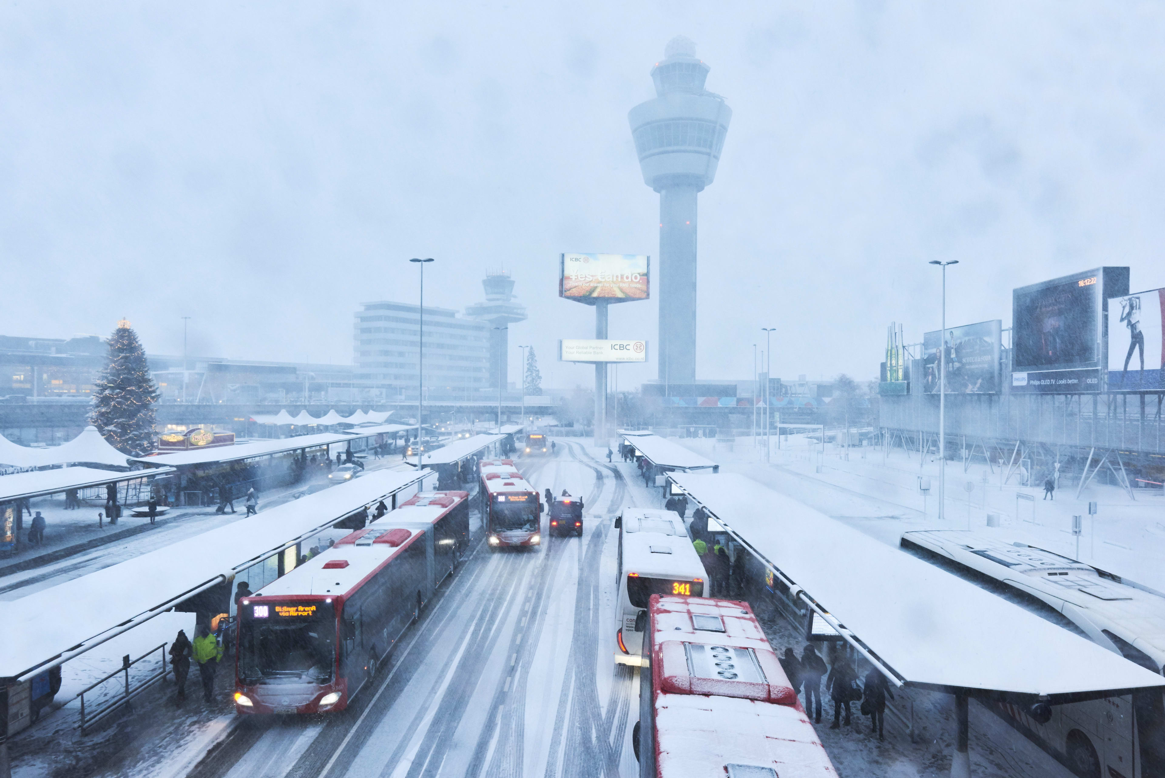 Honderden vluchten vertraagd en geannuleerd door sneeuw op Schiphol