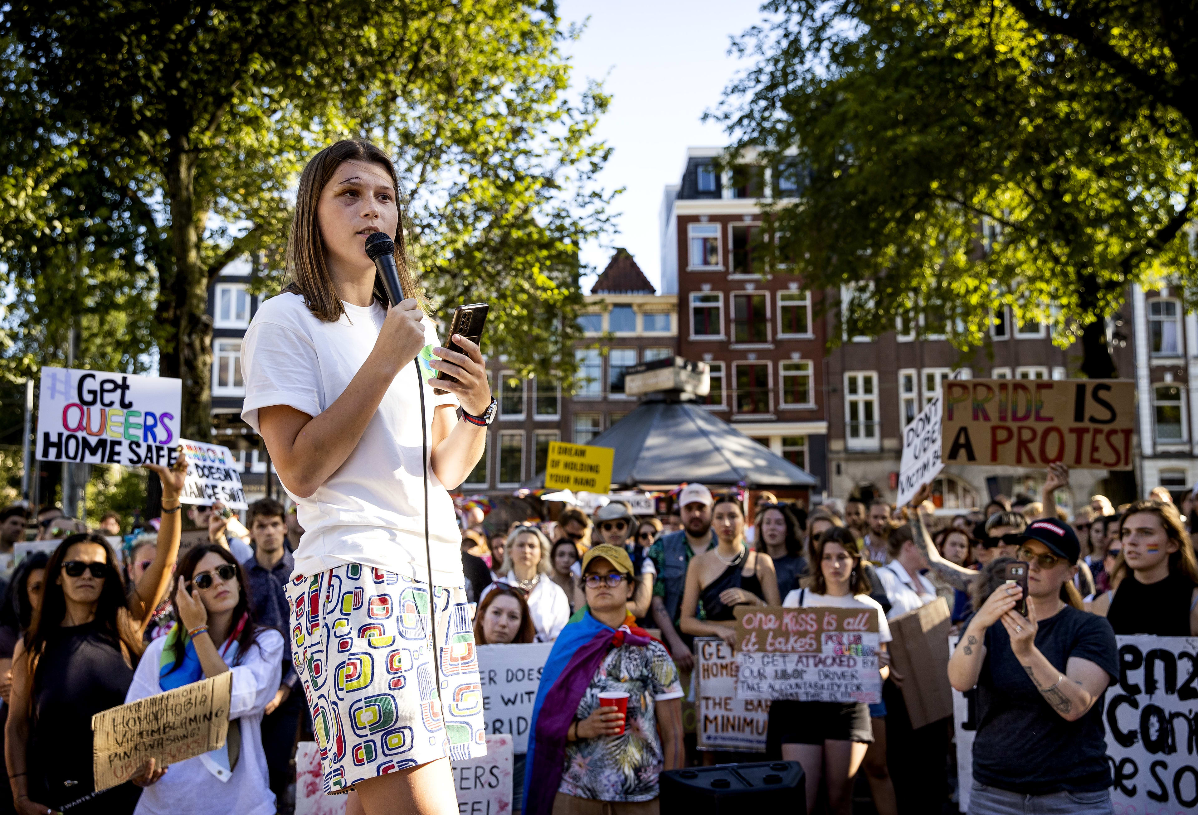 Protest bij homomonument Amsterdam tegen geweld tegen lhbti'ers: 'Uberkut'