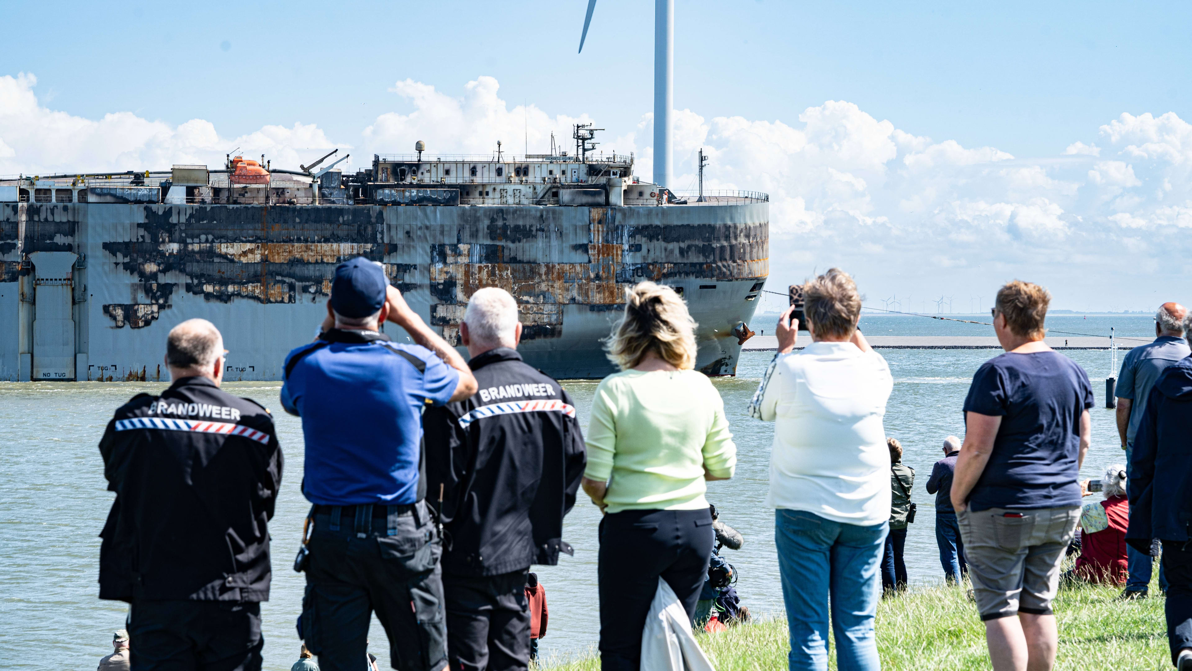 Groot aantal luxe auto's overleeft brand op vrachtschip