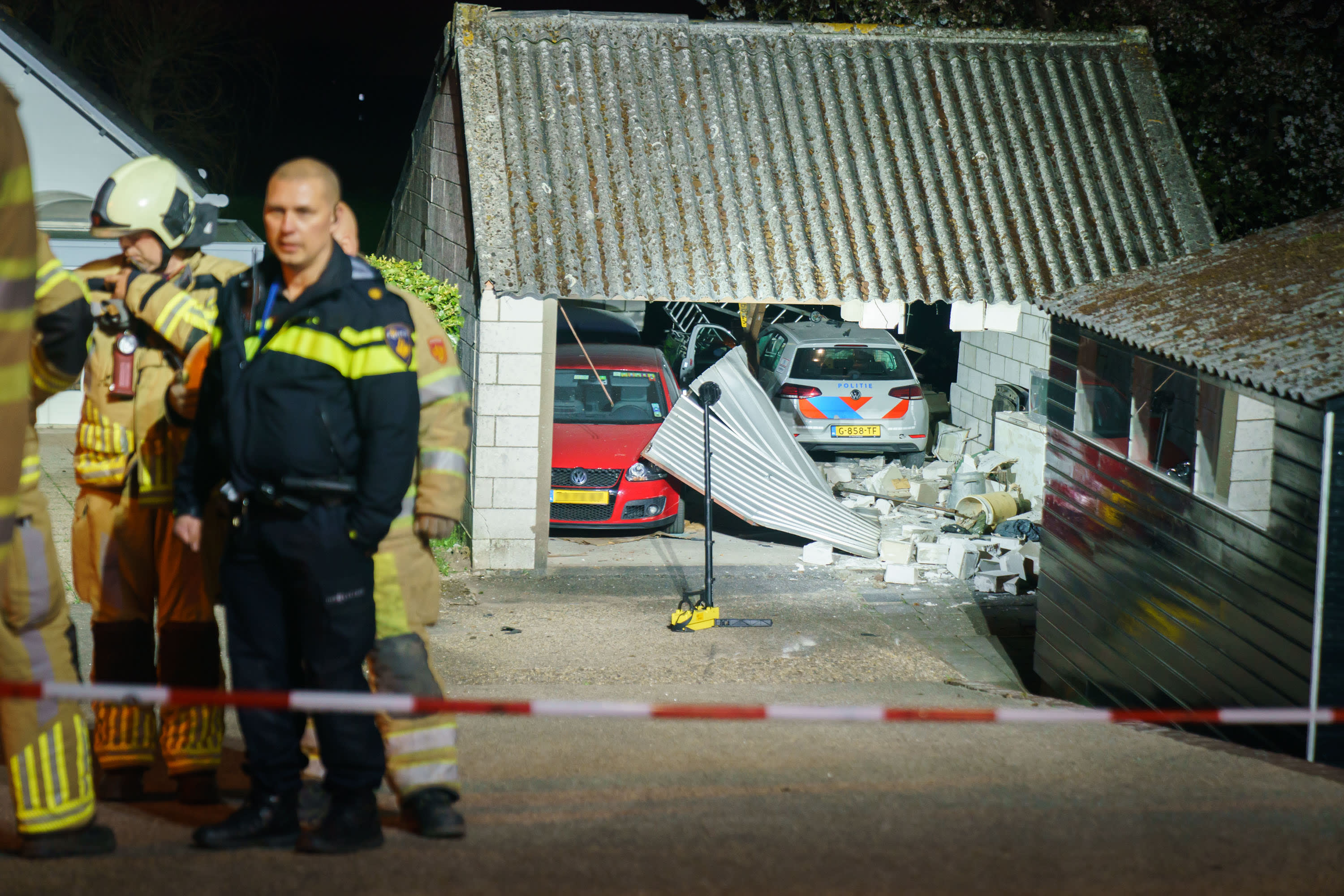 Politiewagen crasht in schuur tijdens achtervolging bij Lekdijk