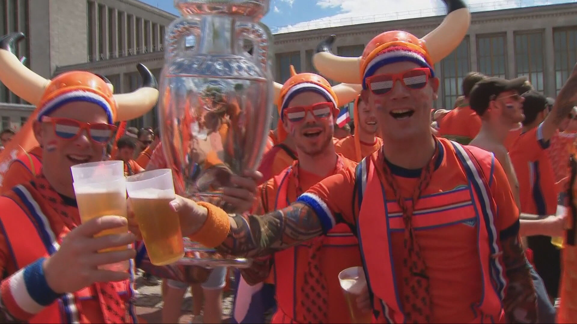 Oranjefans vol vertrouwen in Berlijn en deze BN'ers feesten met ze mee