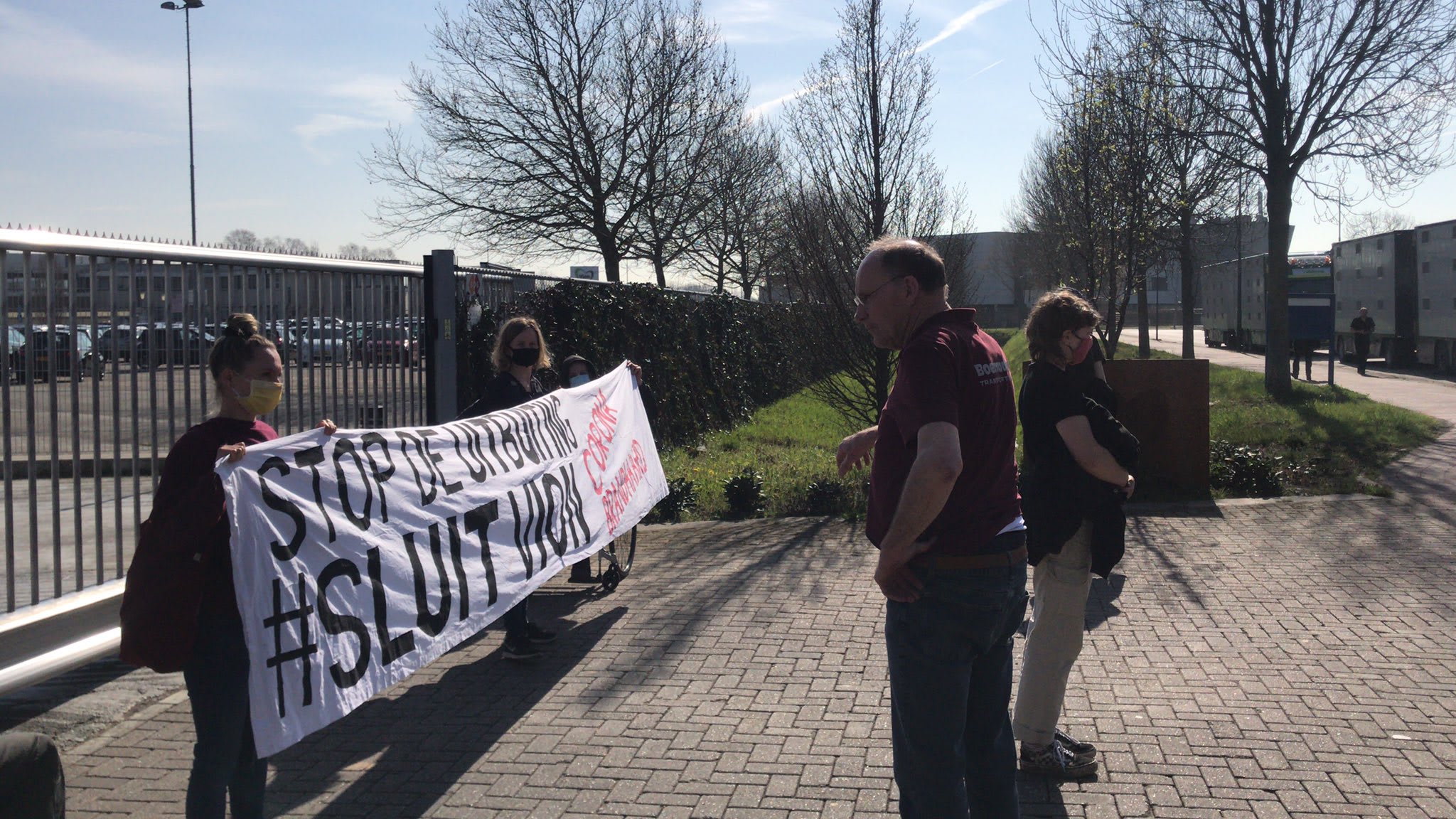 Activisten blokkeren toegang tot Vion-slachthuis in Boxtel: vier mensen aangehouden