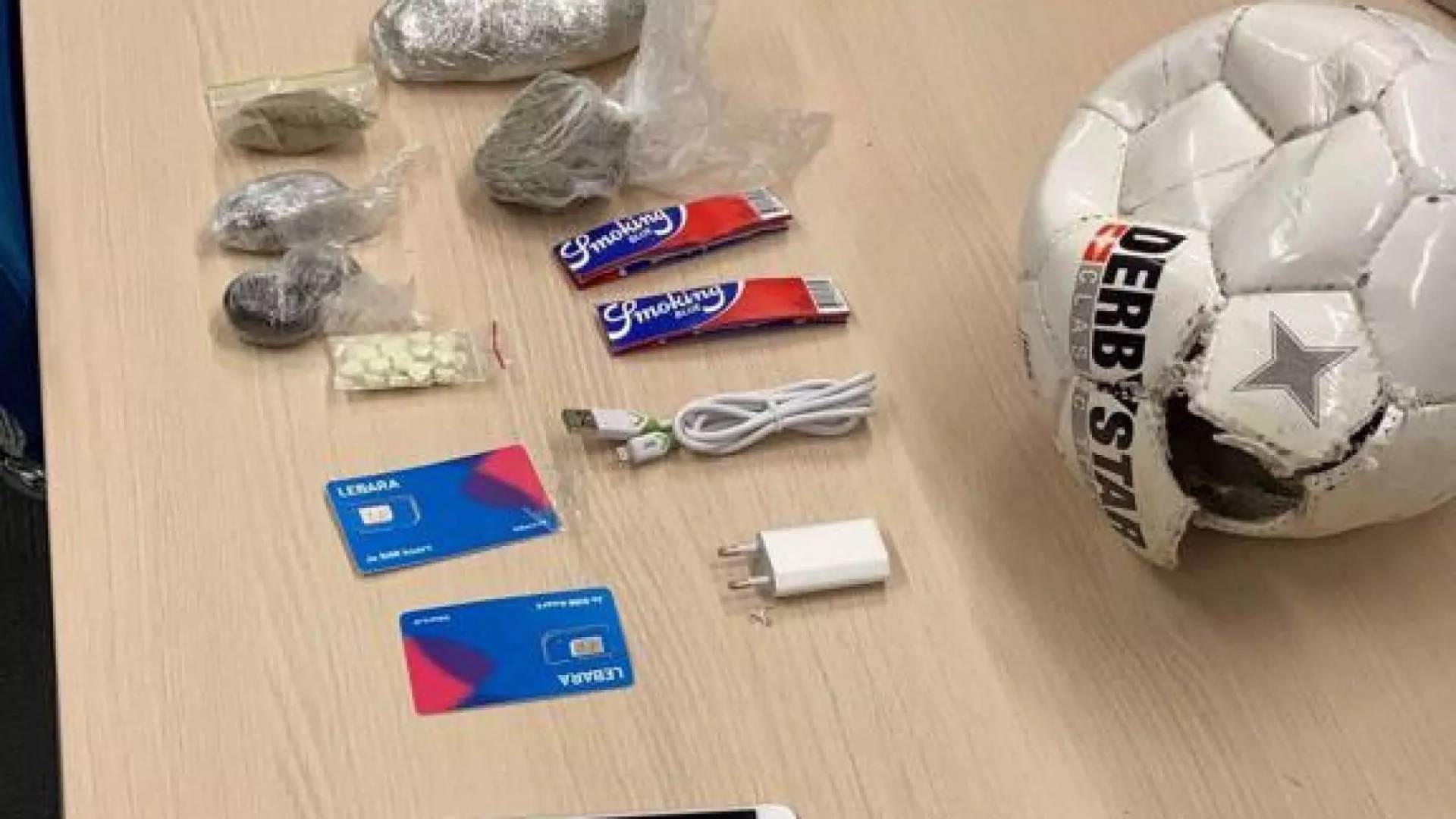 Voetbal met drugs, telefoons en simkaarten over gevangenismuur Zaanstad getrapt