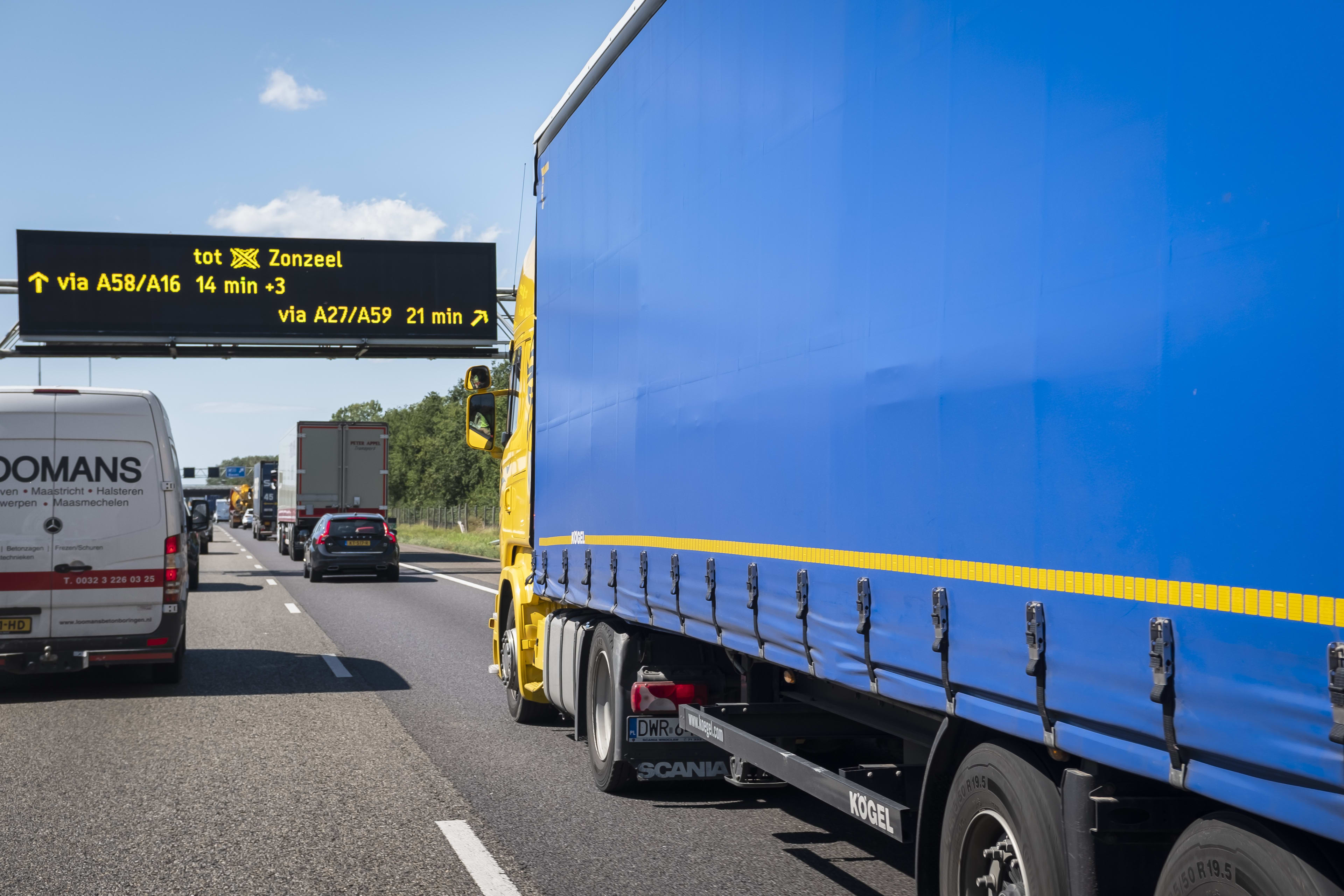 Niet zo slim: dronken vrachtwagenchauffeur botst tegen politieauto en rijdt door