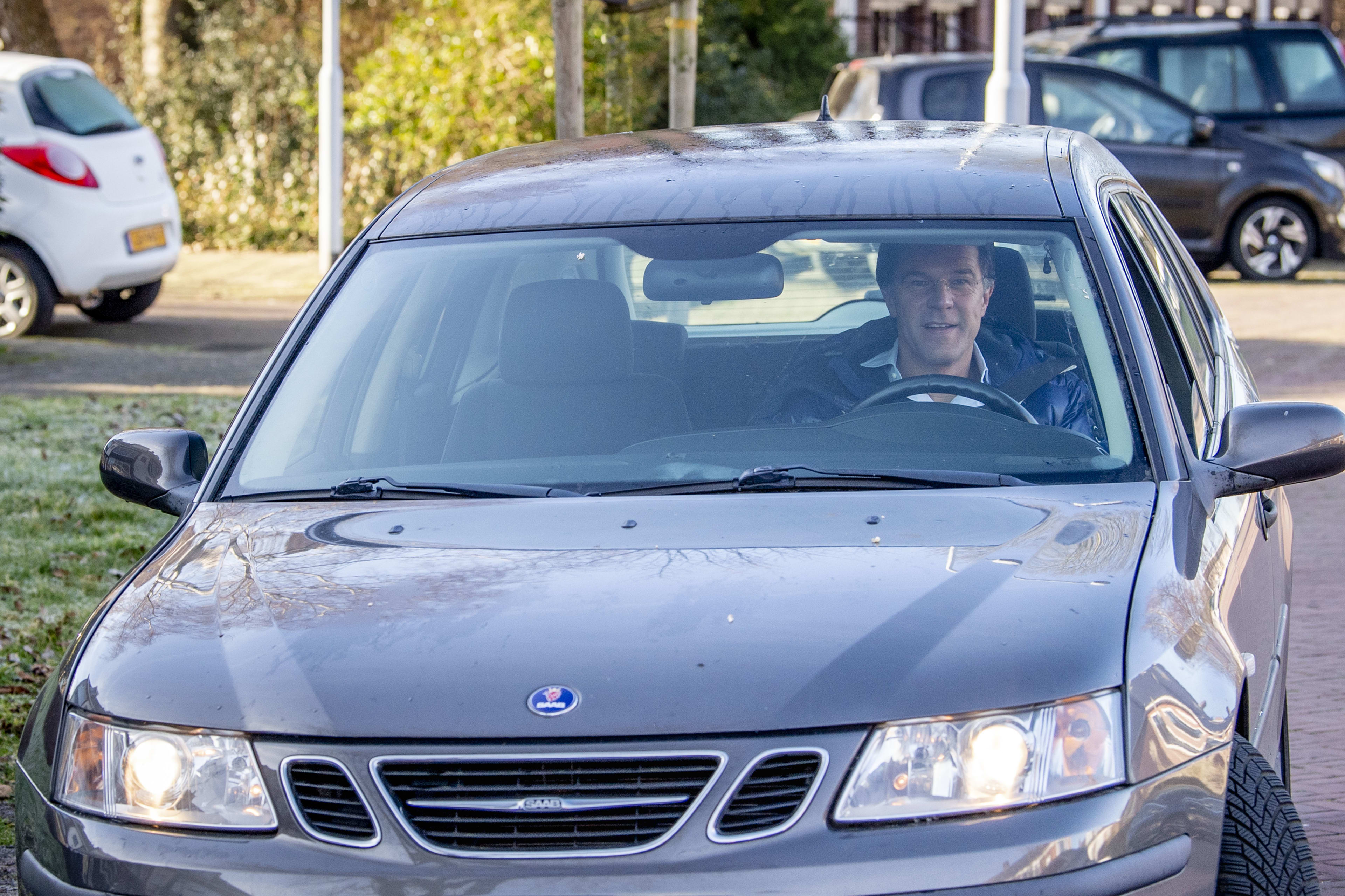 In deze auto rijdt Mark Rutte rond, zelfs zijn fiets is duurder