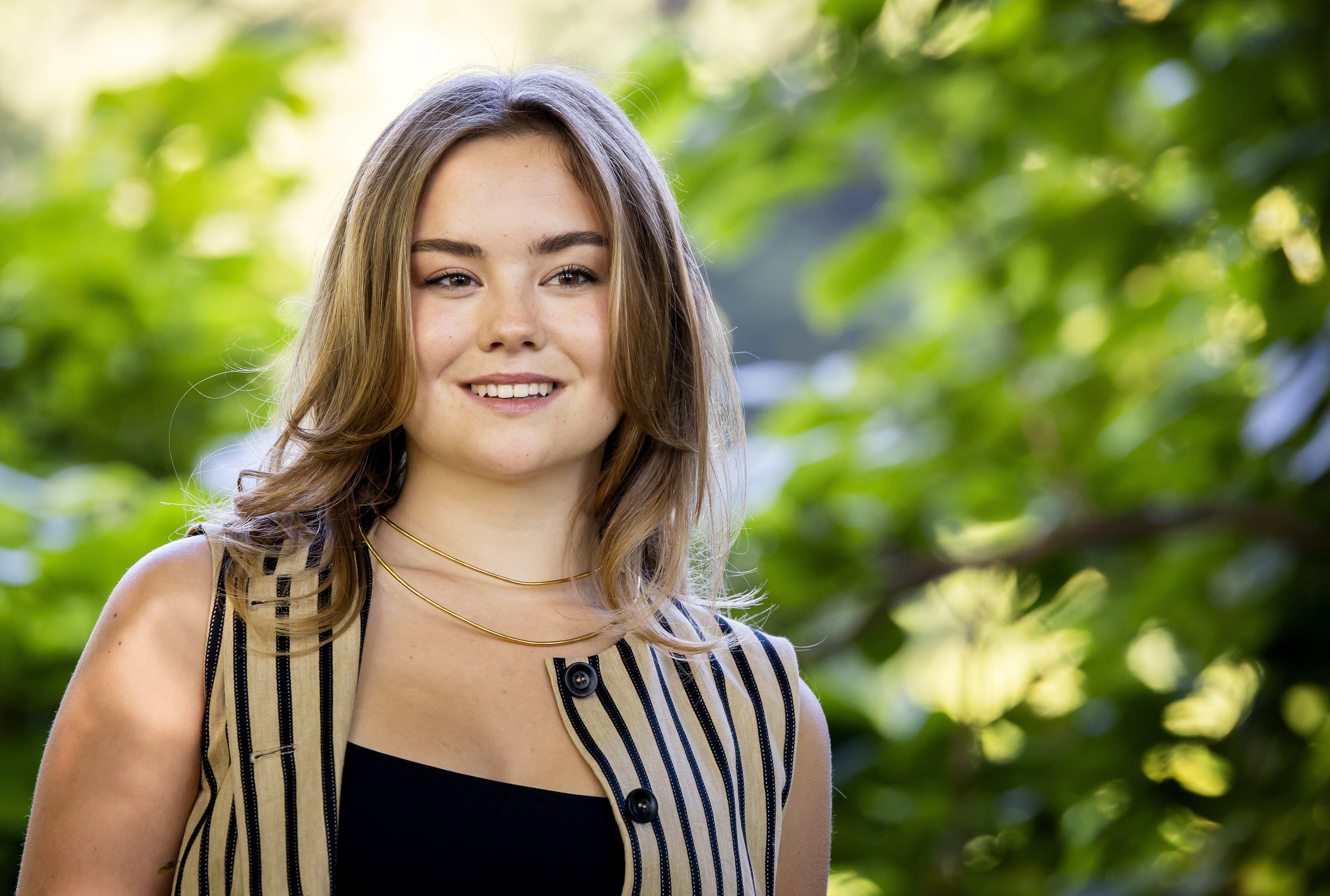 Prinses Ariane geslaagd: vlag én schooltas hangen bij paleis Huis ten Bosch