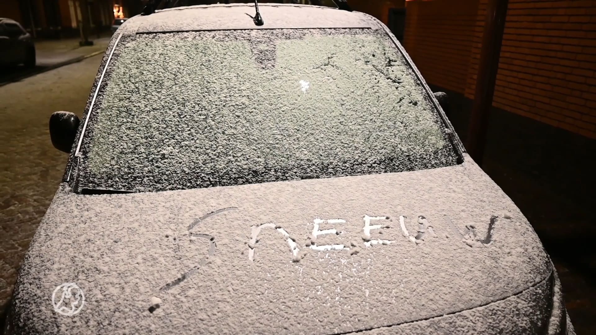 Eerste sneeuw is gevallen: witte auto's in Brabant