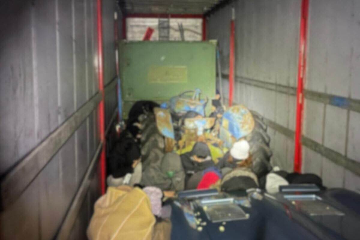 47 vreemdelingen verstoppen zich onder goederen in vrachtwagen Hoek van Holland